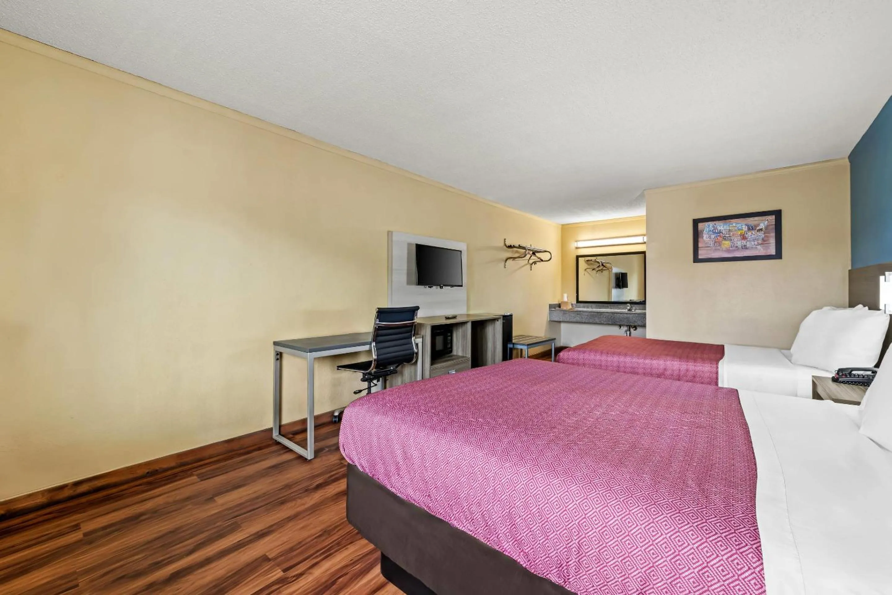 Bedroom, Bed in Econo Lodge Charlotte Airport Area