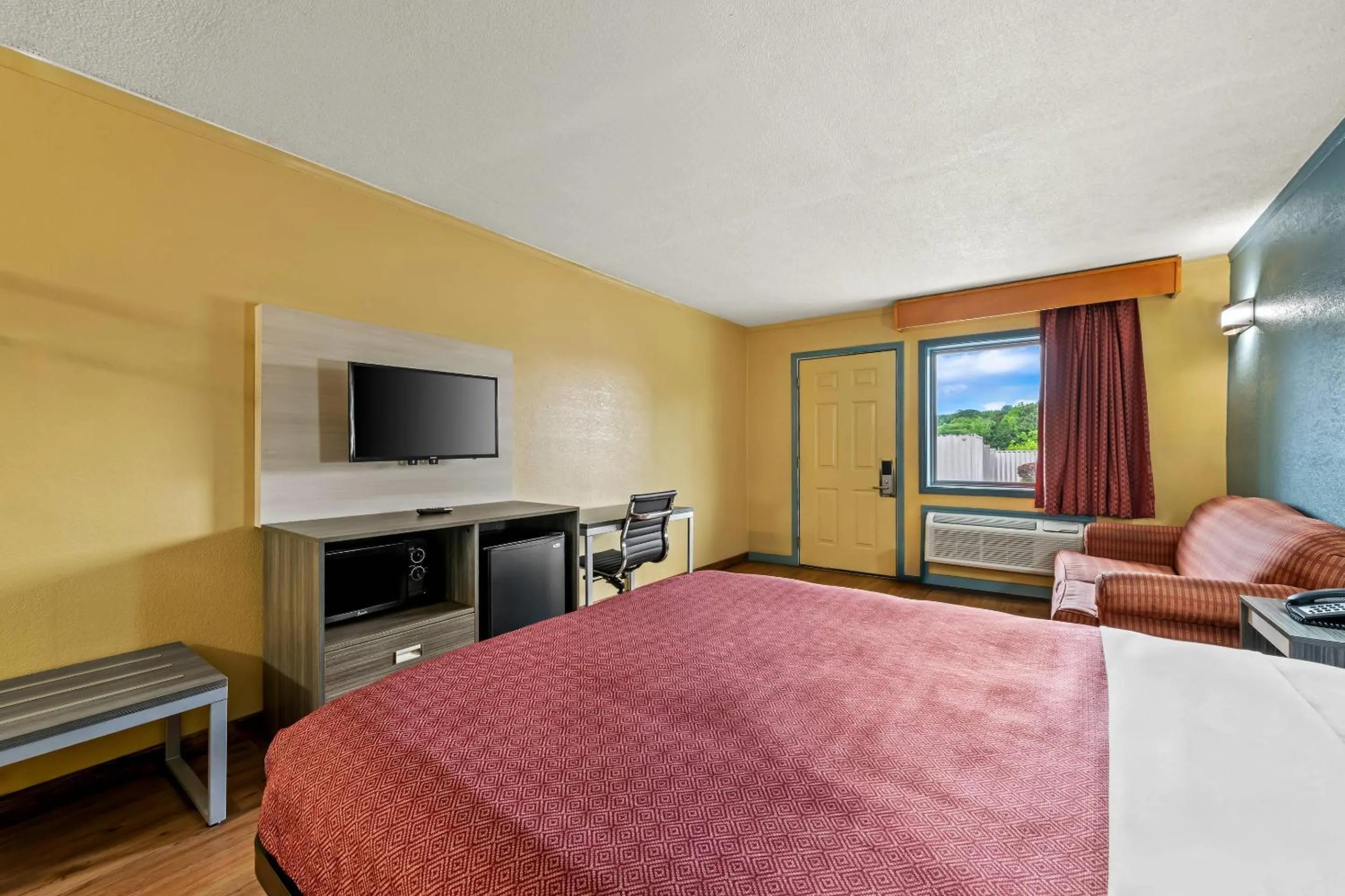 Bedroom, Bed in Econo Lodge Charlotte Airport Area