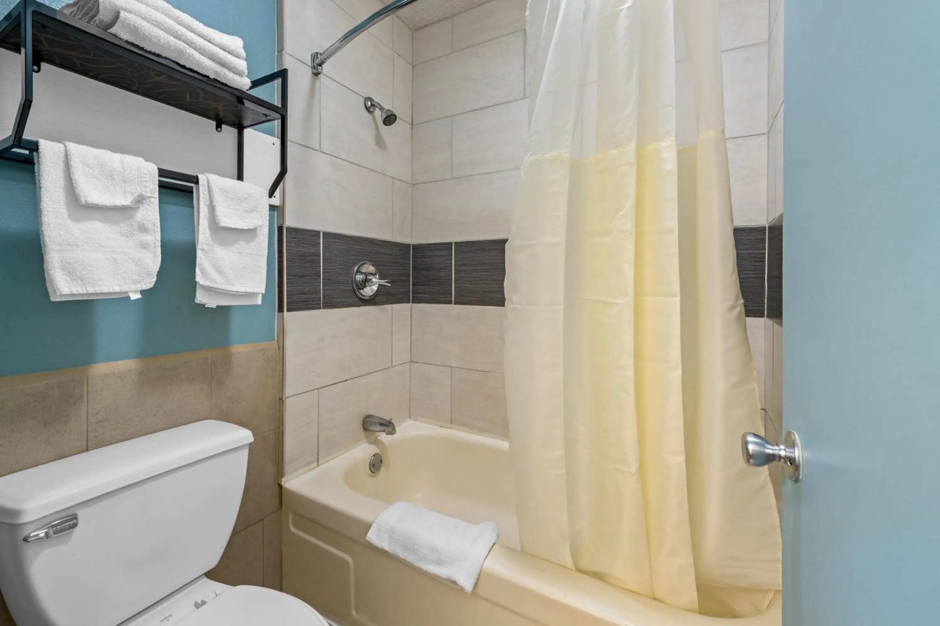 Shower in Econo Lodge Charlotte Airport Area