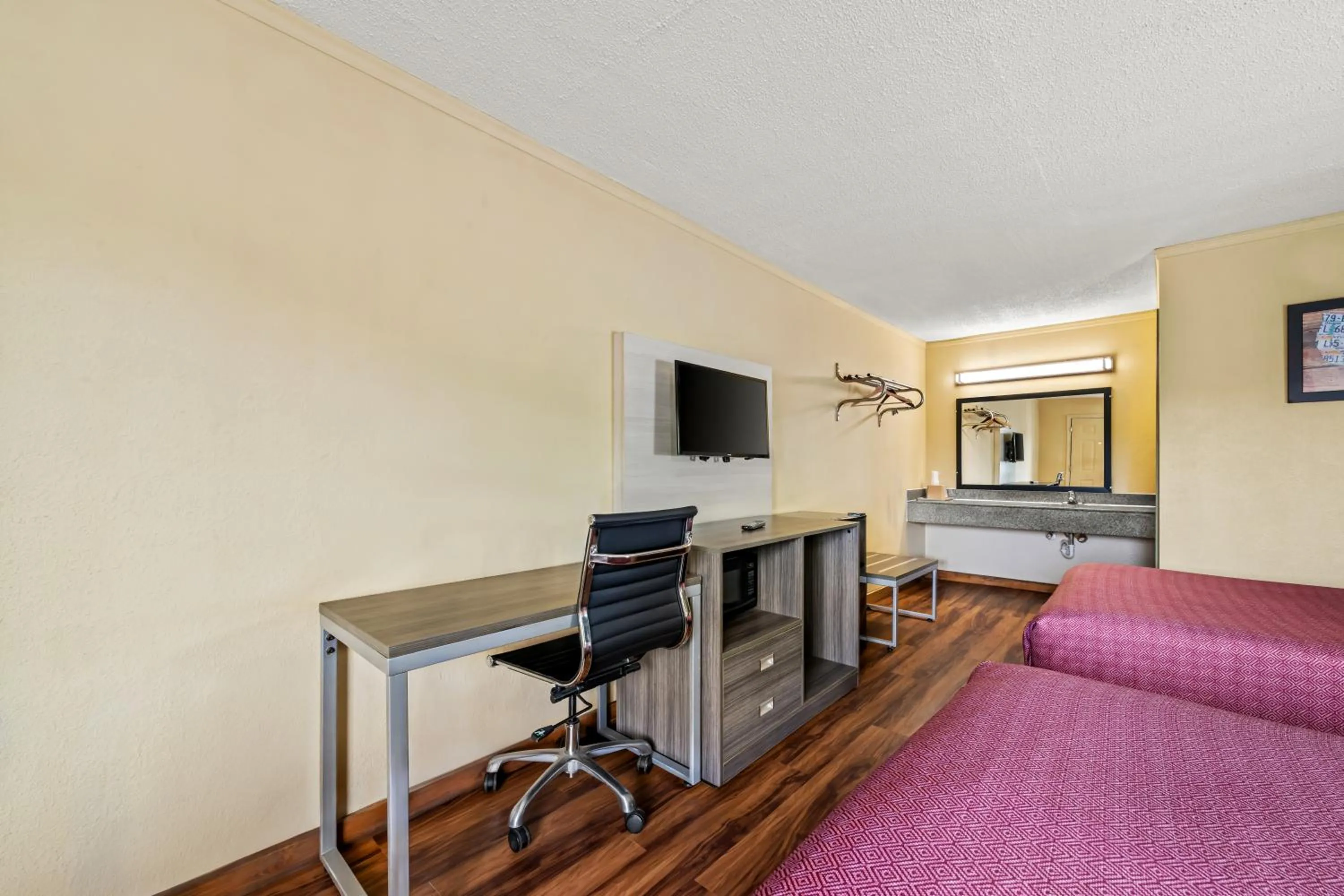 Seating area, Bed in Econo Lodge Charlotte Airport Area