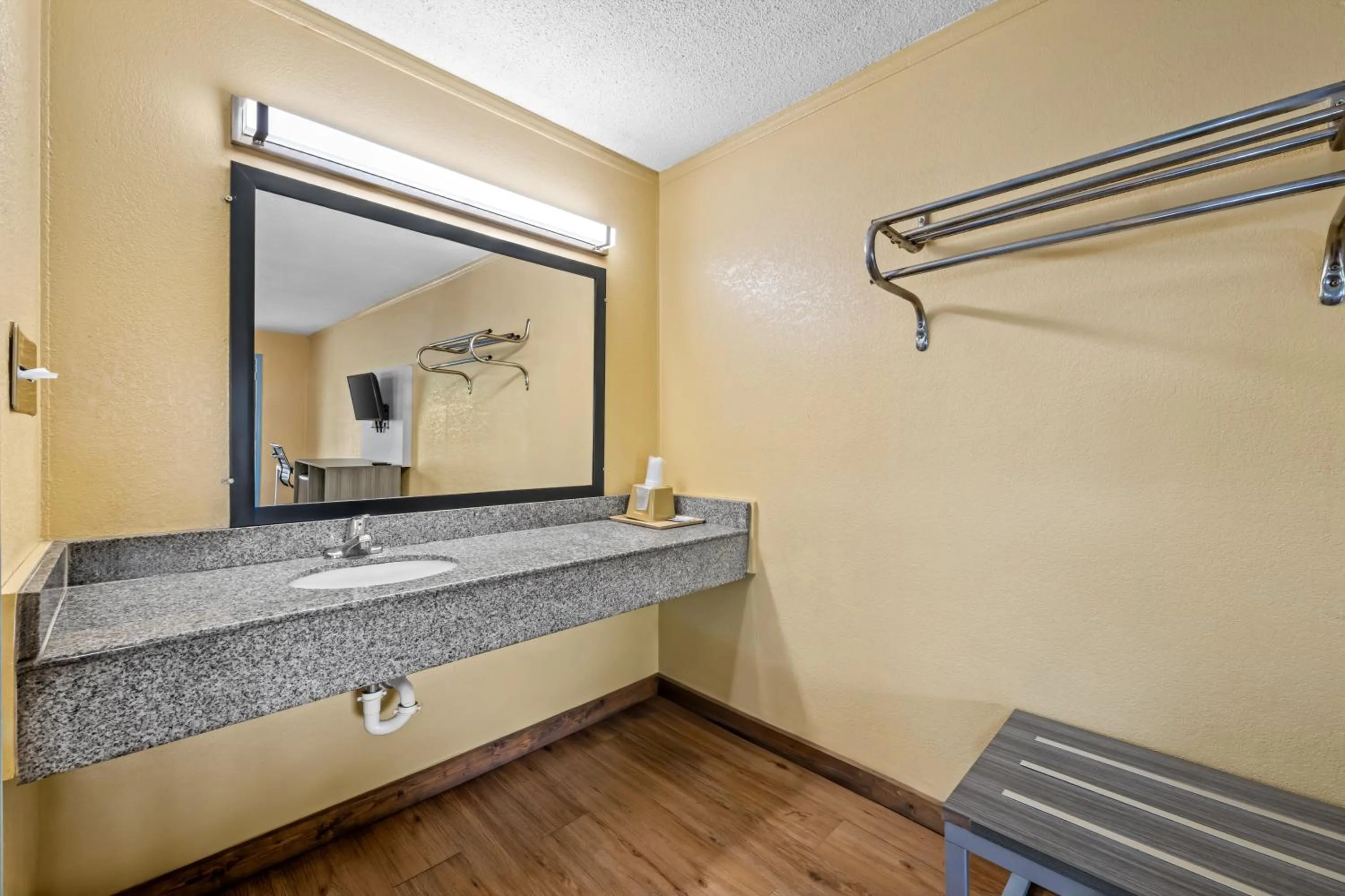 towels in Econo Lodge Charlotte Airport Area