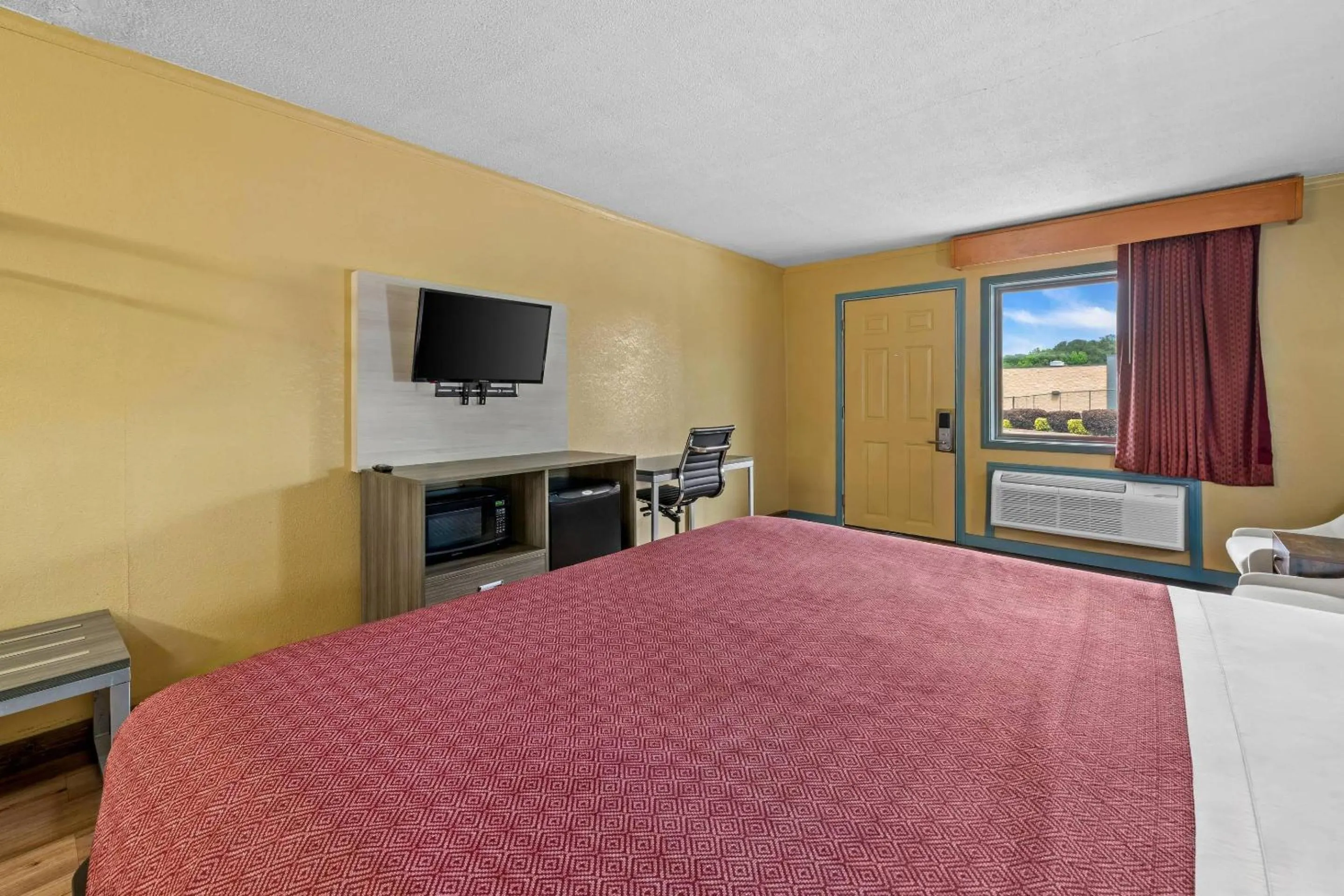 Bedroom, Bed in Econo Lodge Charlotte Airport Area