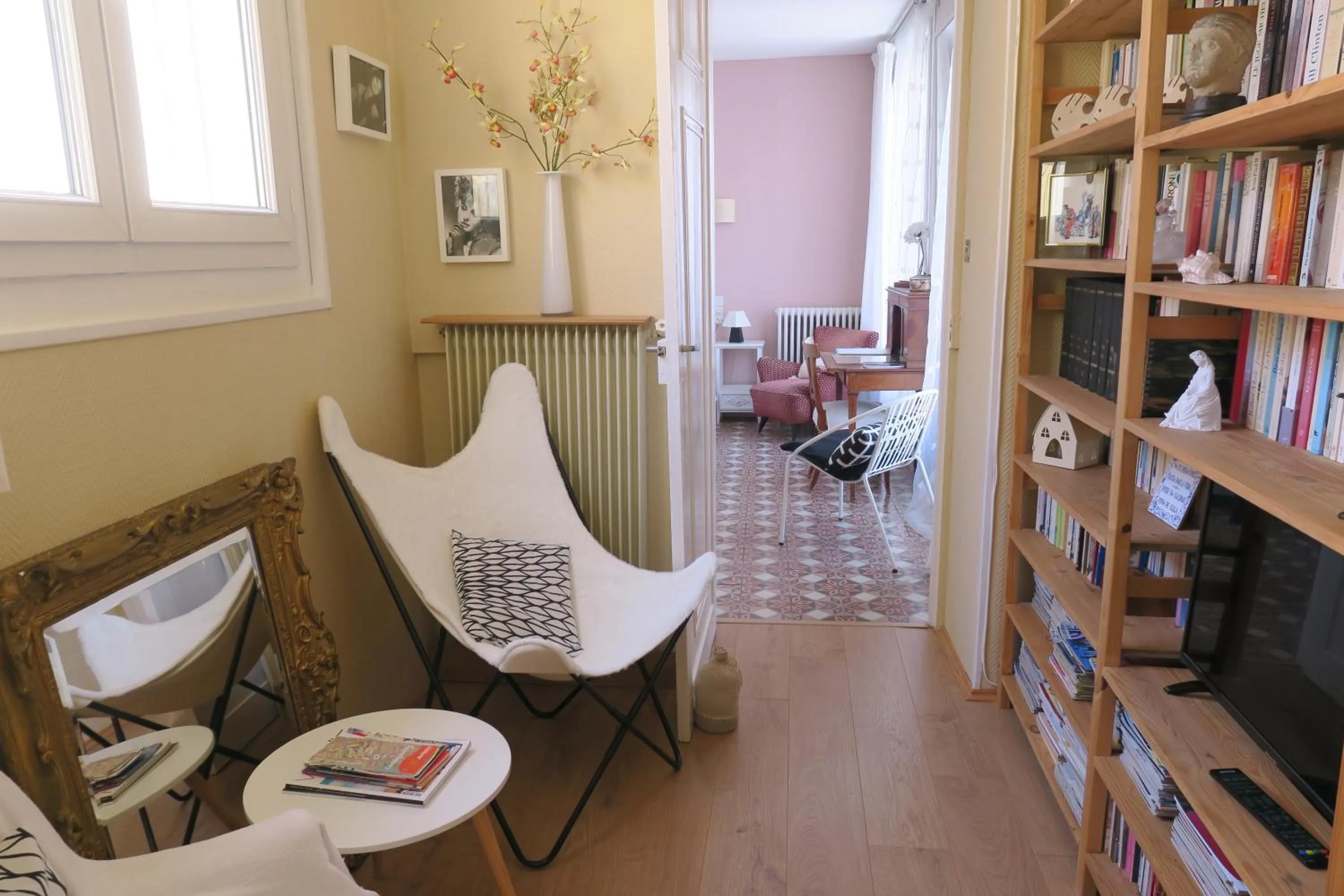 Library in B&B Le Patio En Ville - Chambres d'hôtes