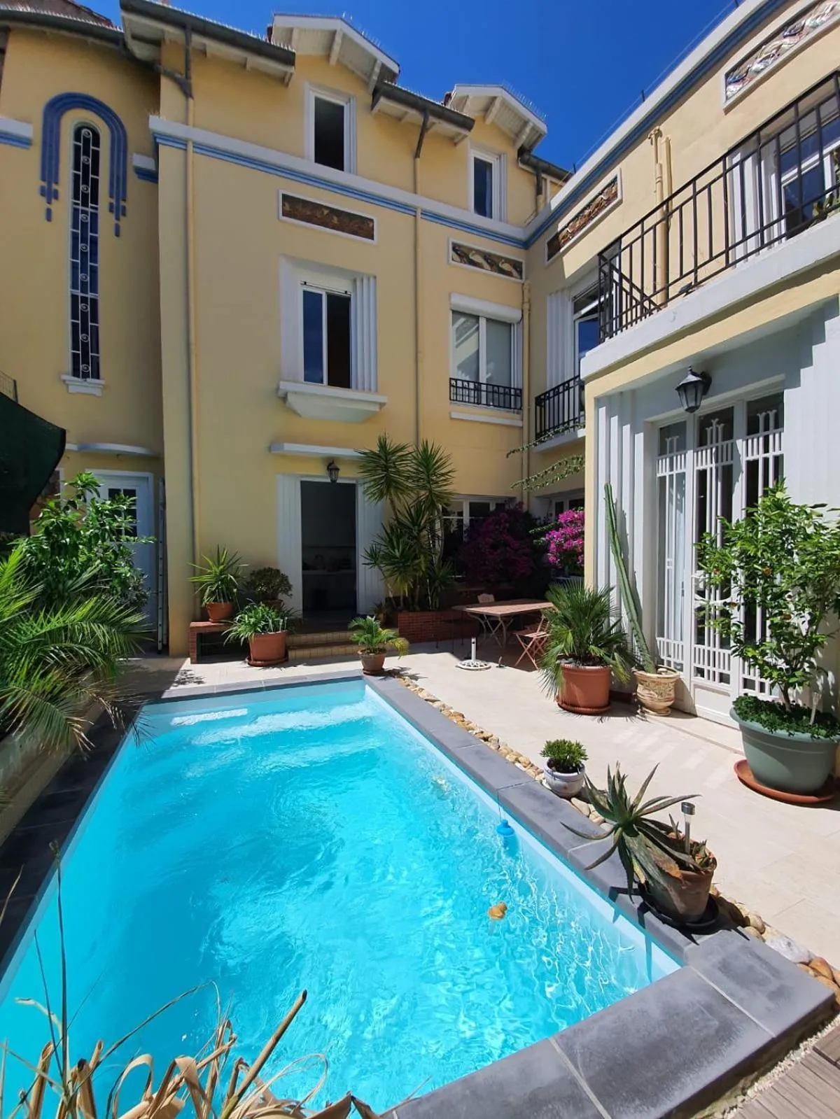 Garden view in B&B Le Patio En Ville - Chambres d'hôtes