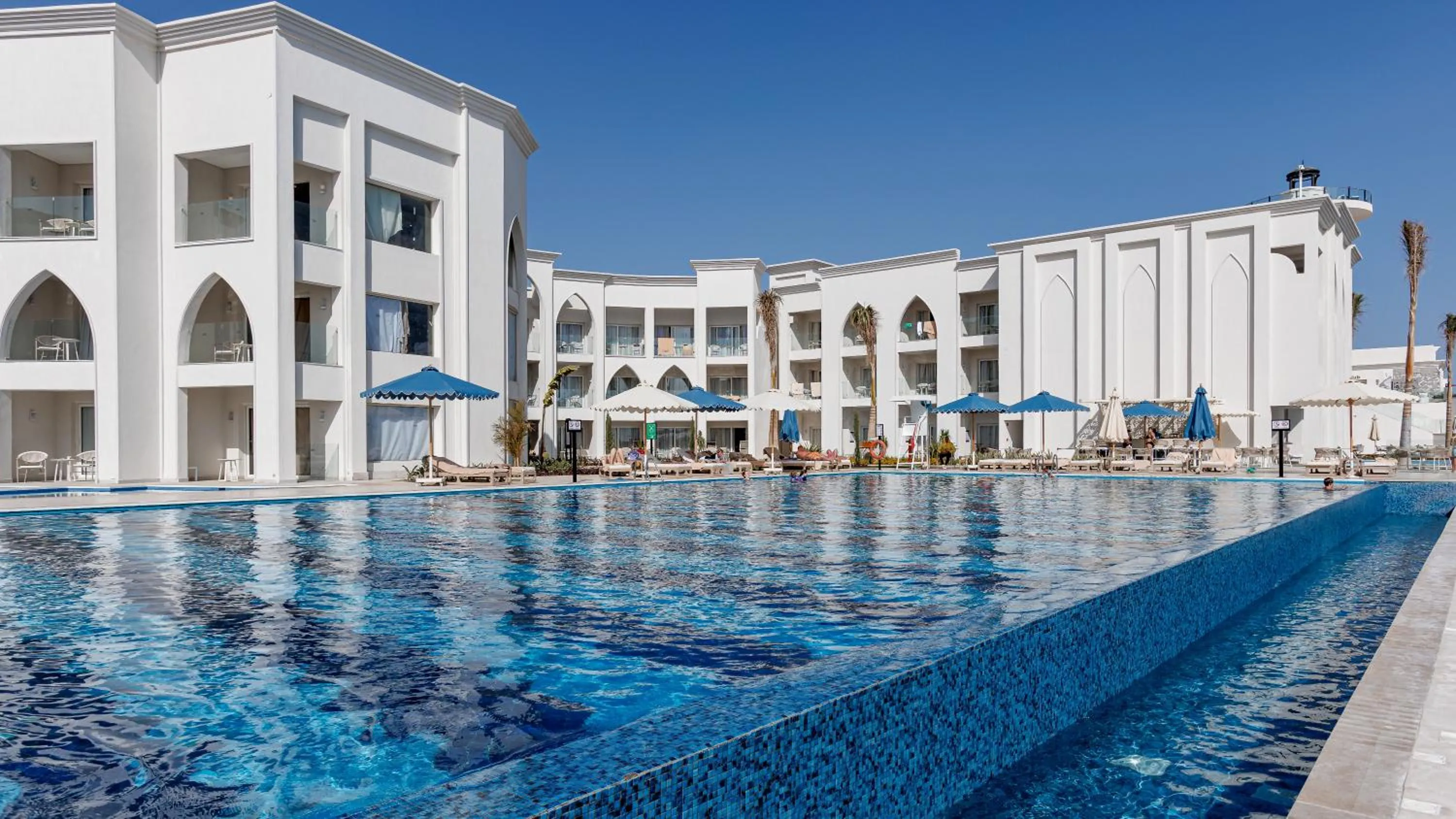 Swimming pool in Sunrise Remal Beach Resort