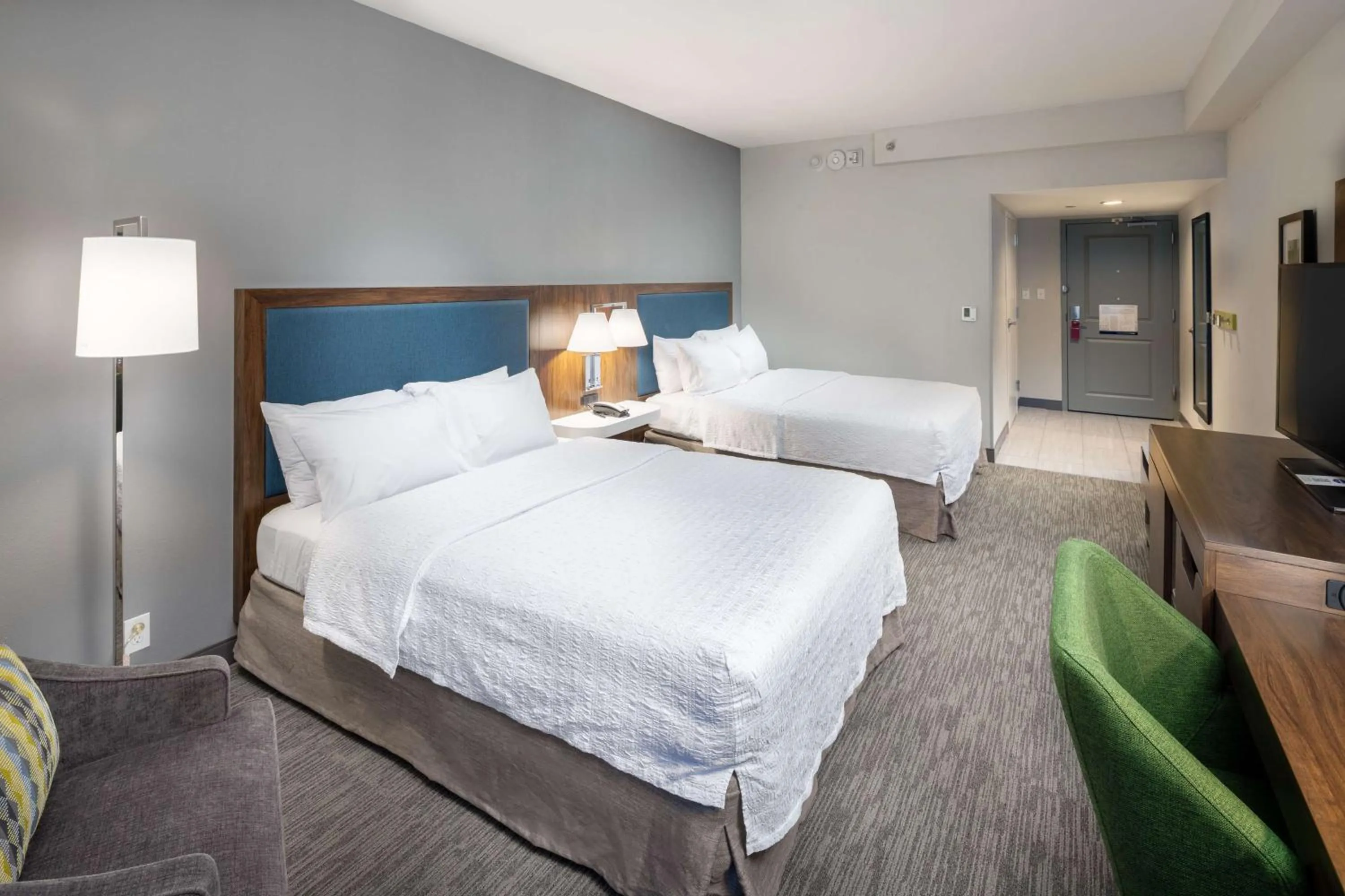 Bed in Hampton Inn Asheville-Tunnel Road