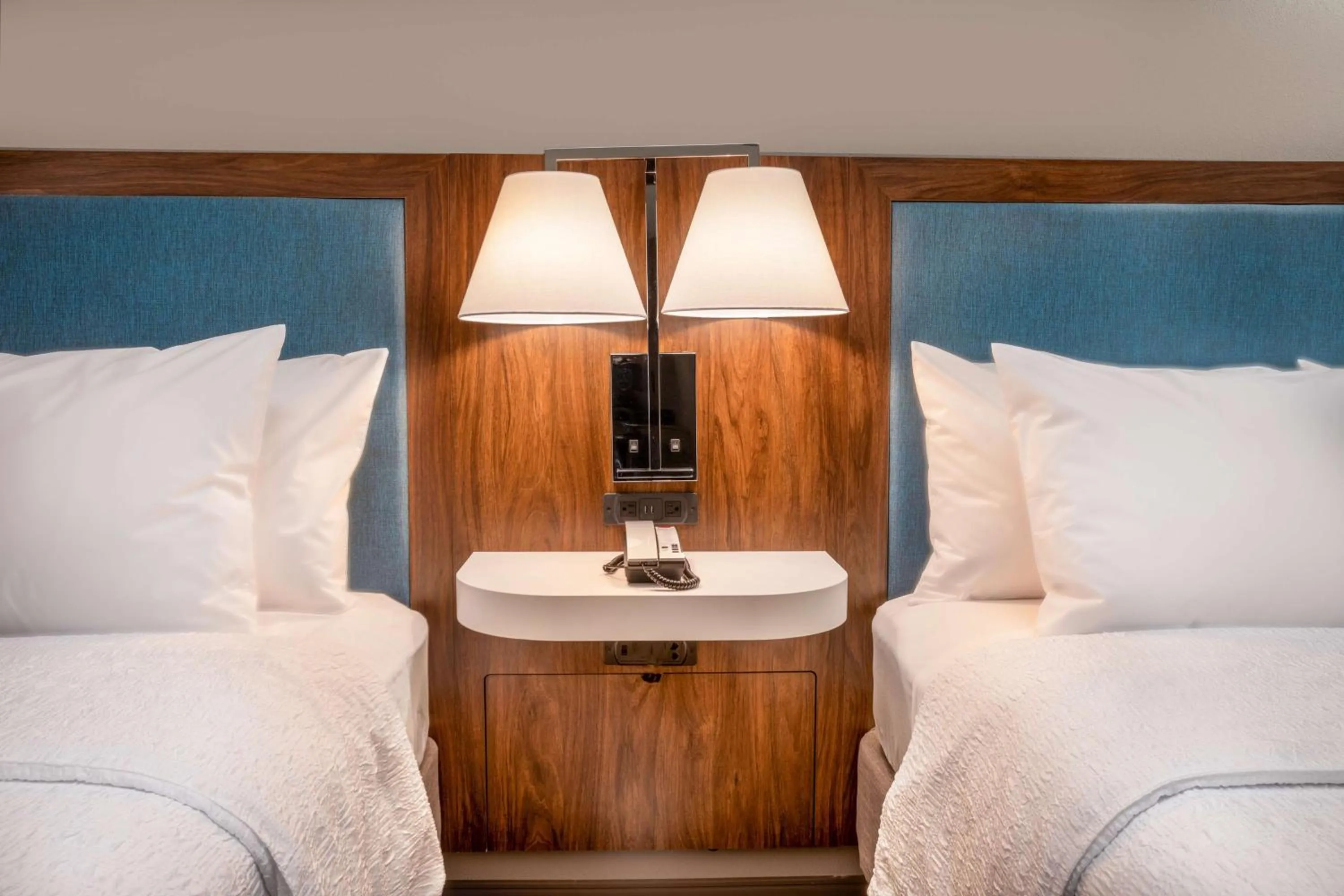 Bed in Hampton Inn Asheville-Tunnel Road