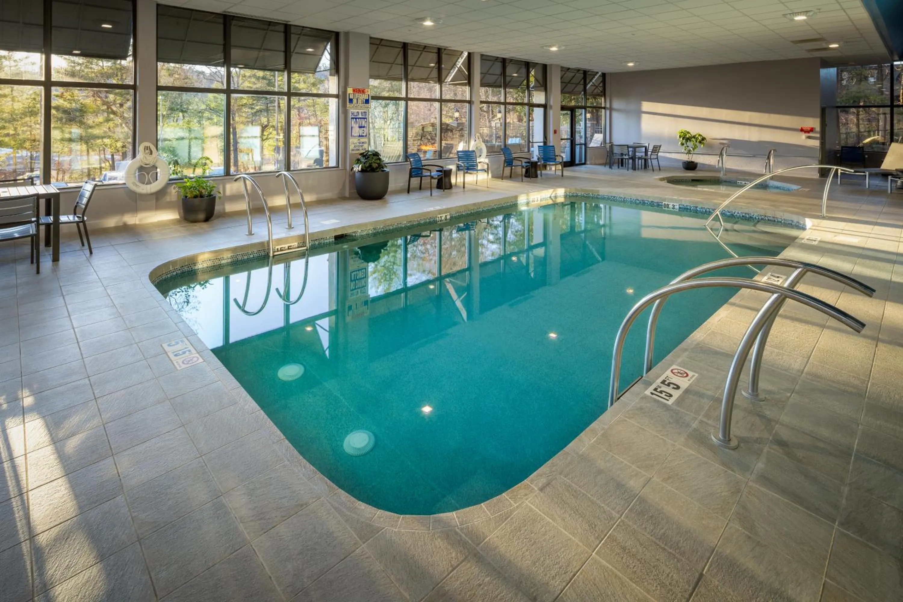 Swimming pool in Hampton Inn Asheville-Tunnel Road