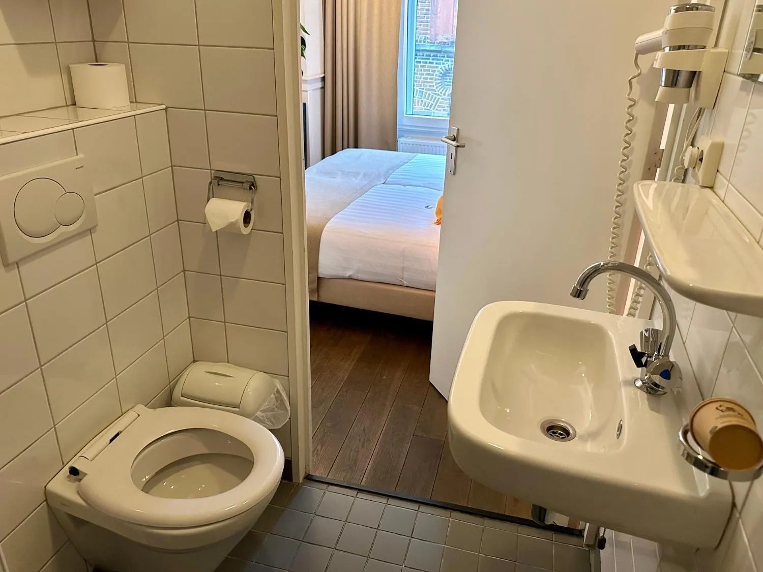 Toilet in Long John's Pub & Hotel