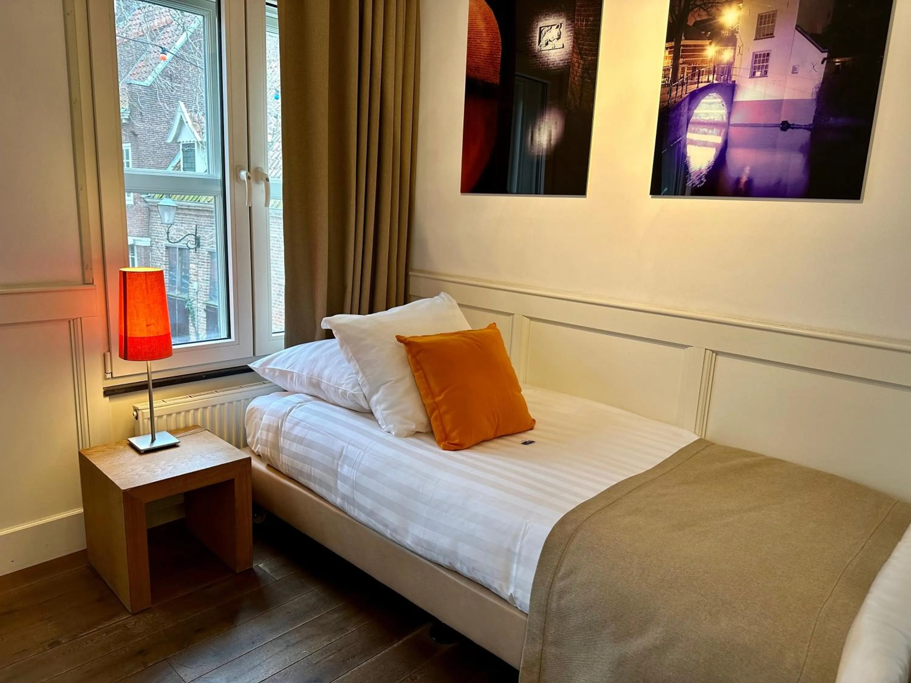 Bed in Long John's Pub & Hotel