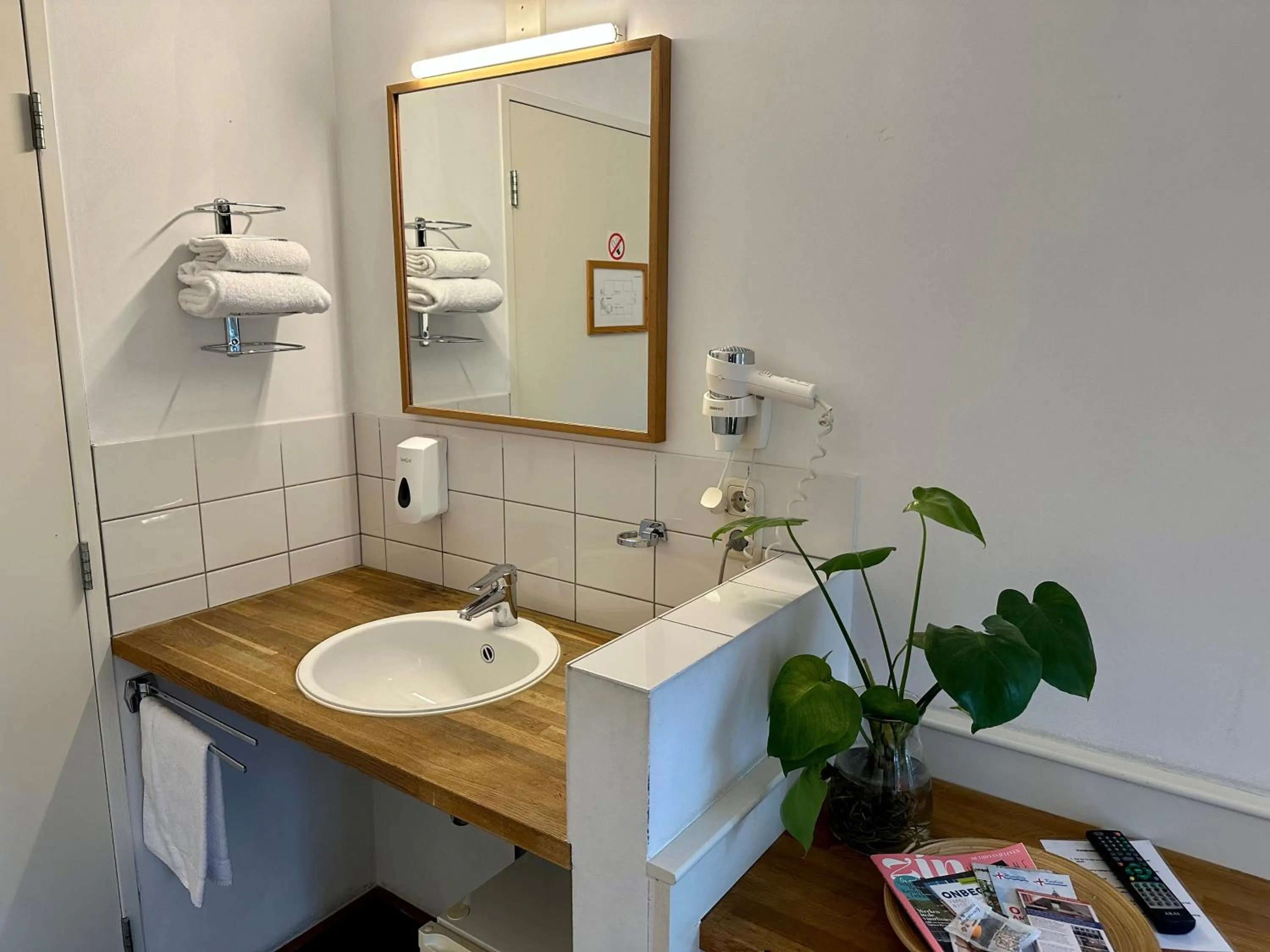 Bathroom in Long John's Pub & Hotel