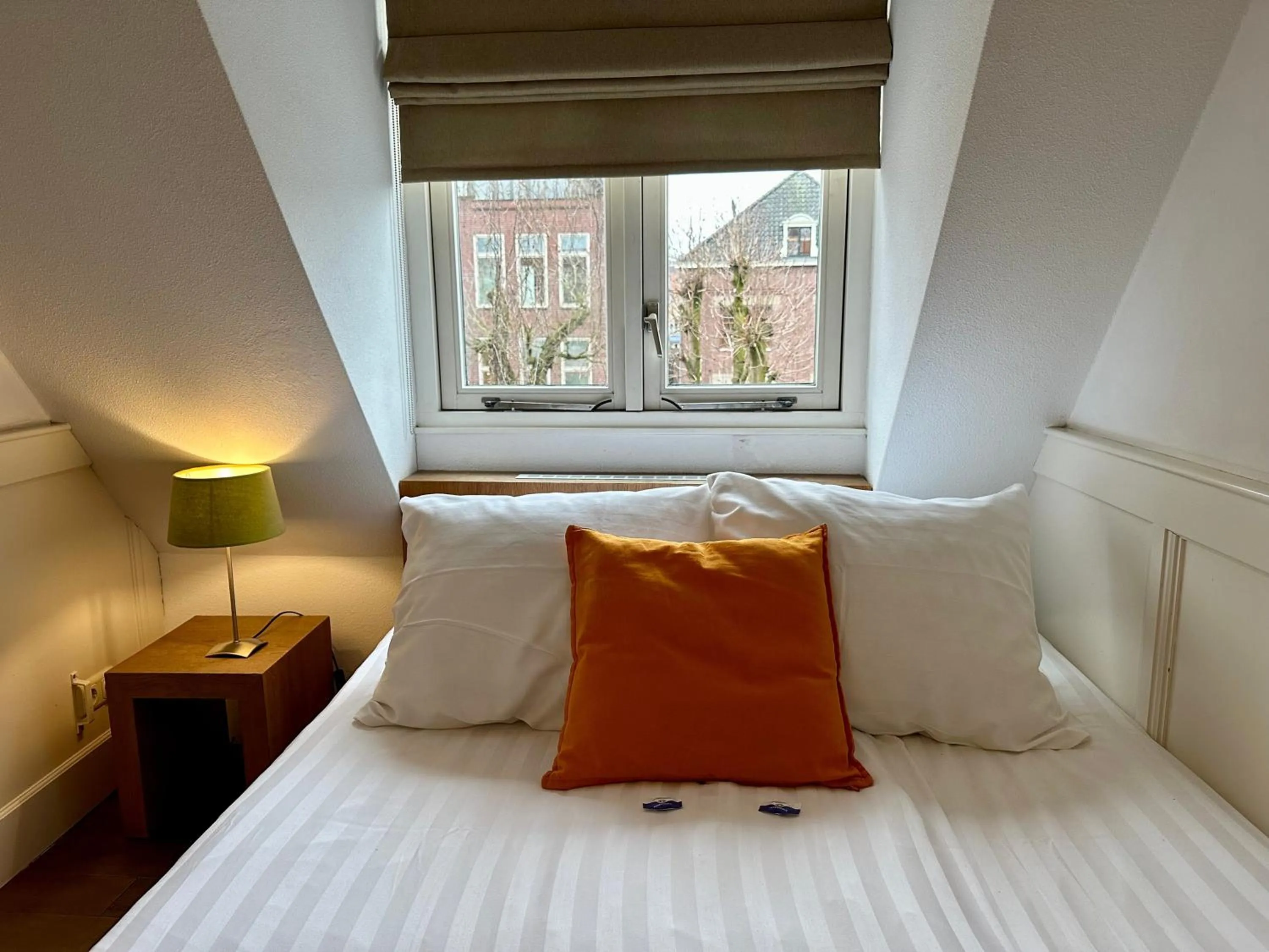 Bed in Long John's Pub & Hotel