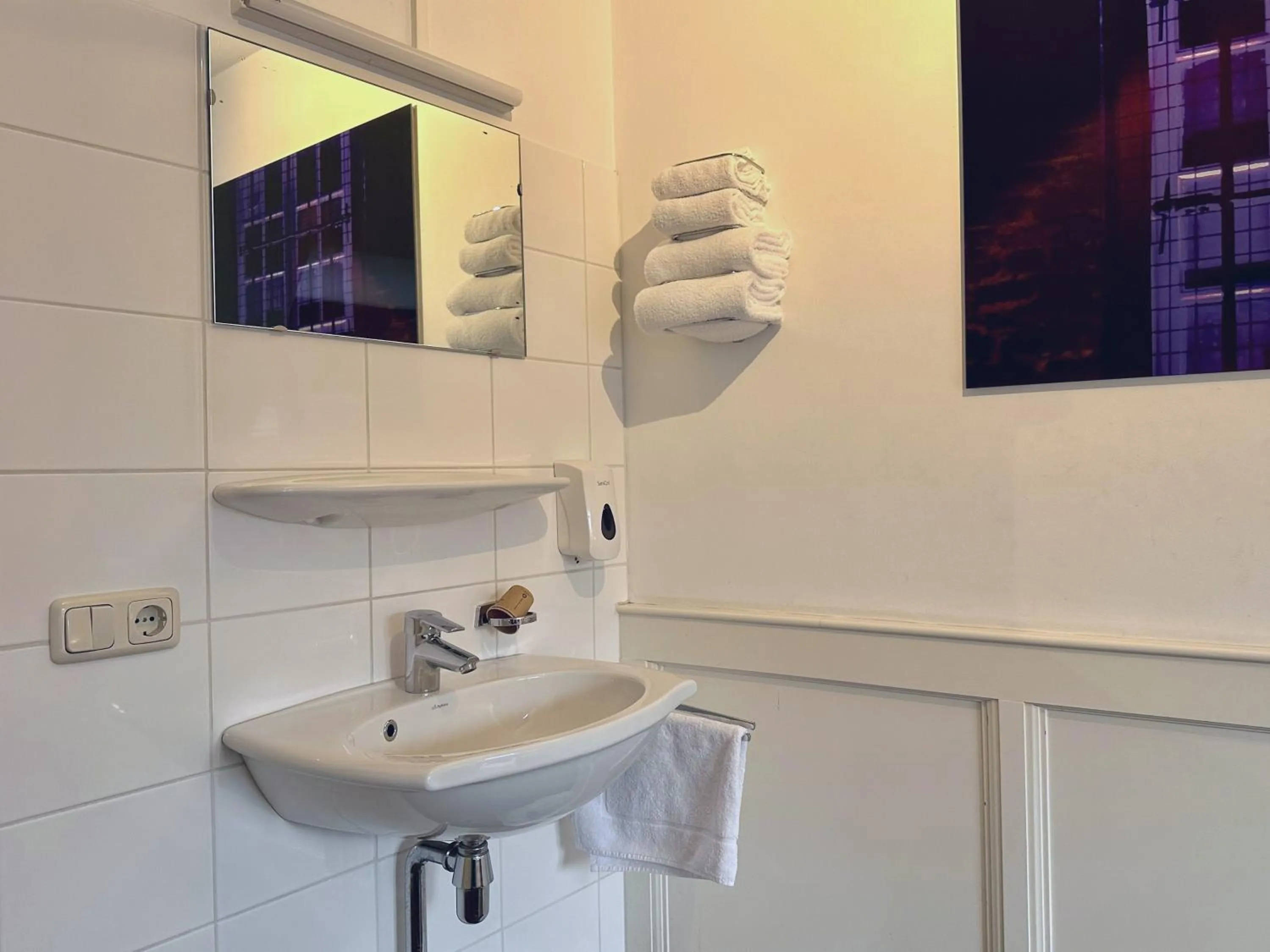 Bathroom in Long John's Pub & Hotel