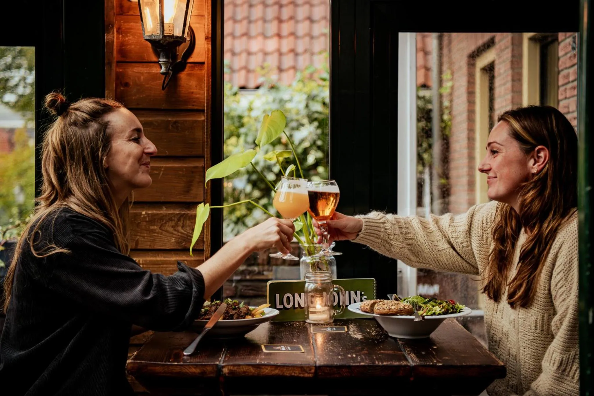 Restaurant/places to eat in Long John's Pub & Hotel