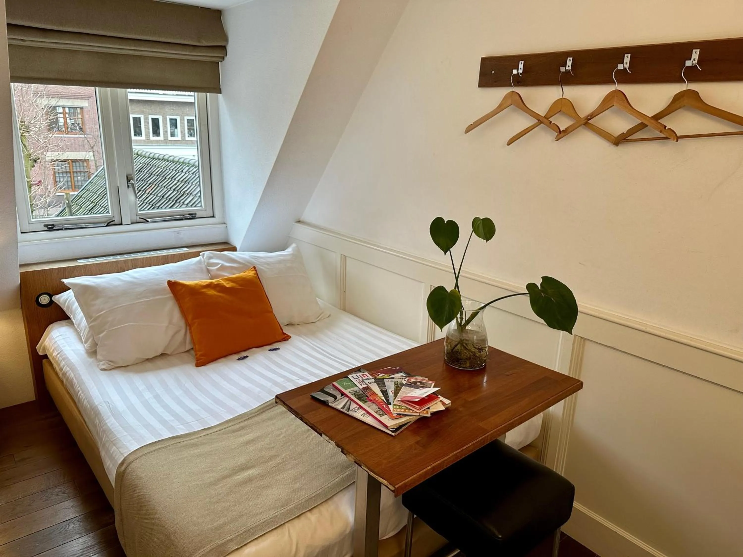 Bed in Long John's Pub & Hotel