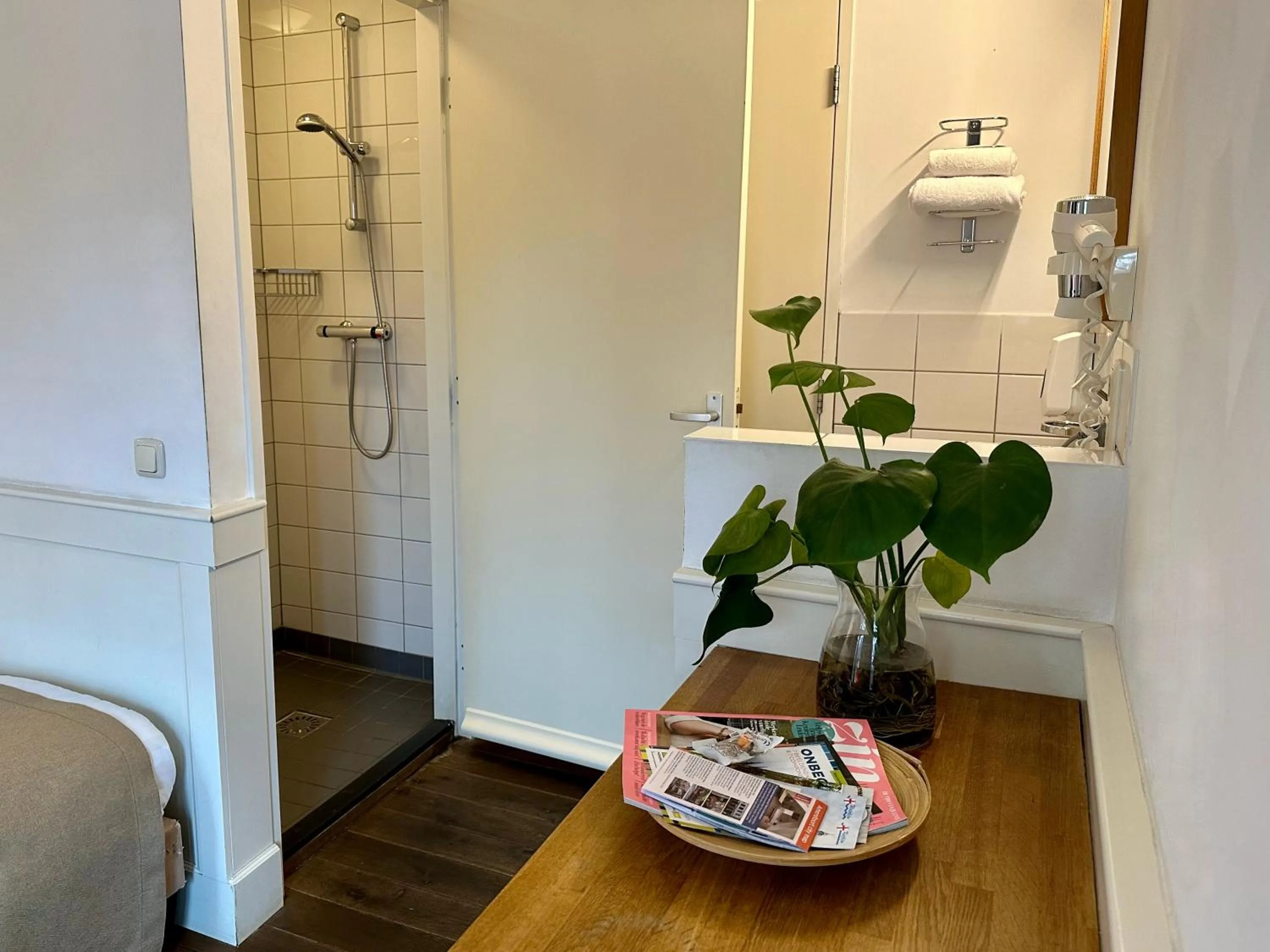 Shower in Long John's Pub & Hotel