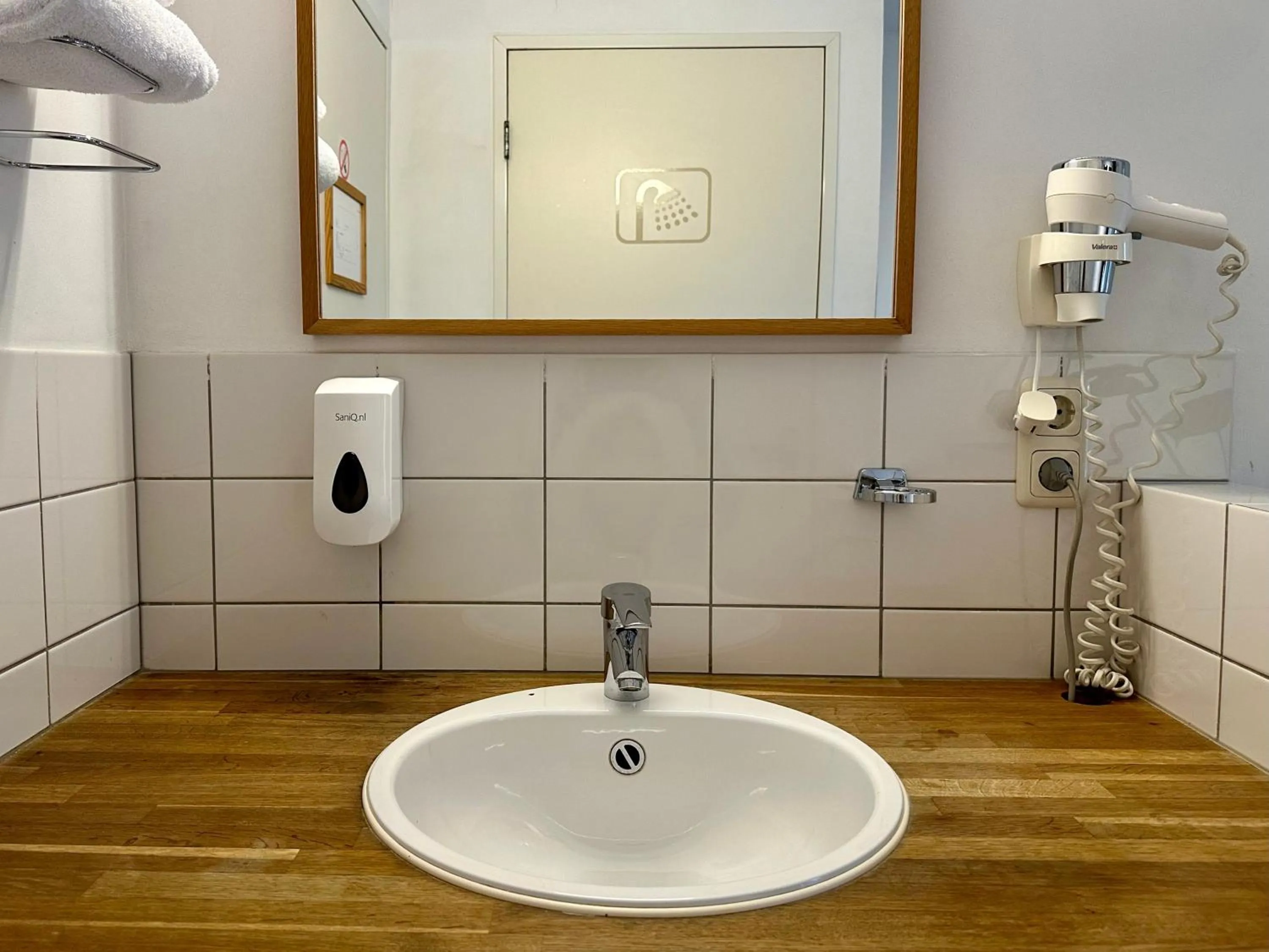 Bathroom in Long John's Pub & Hotel