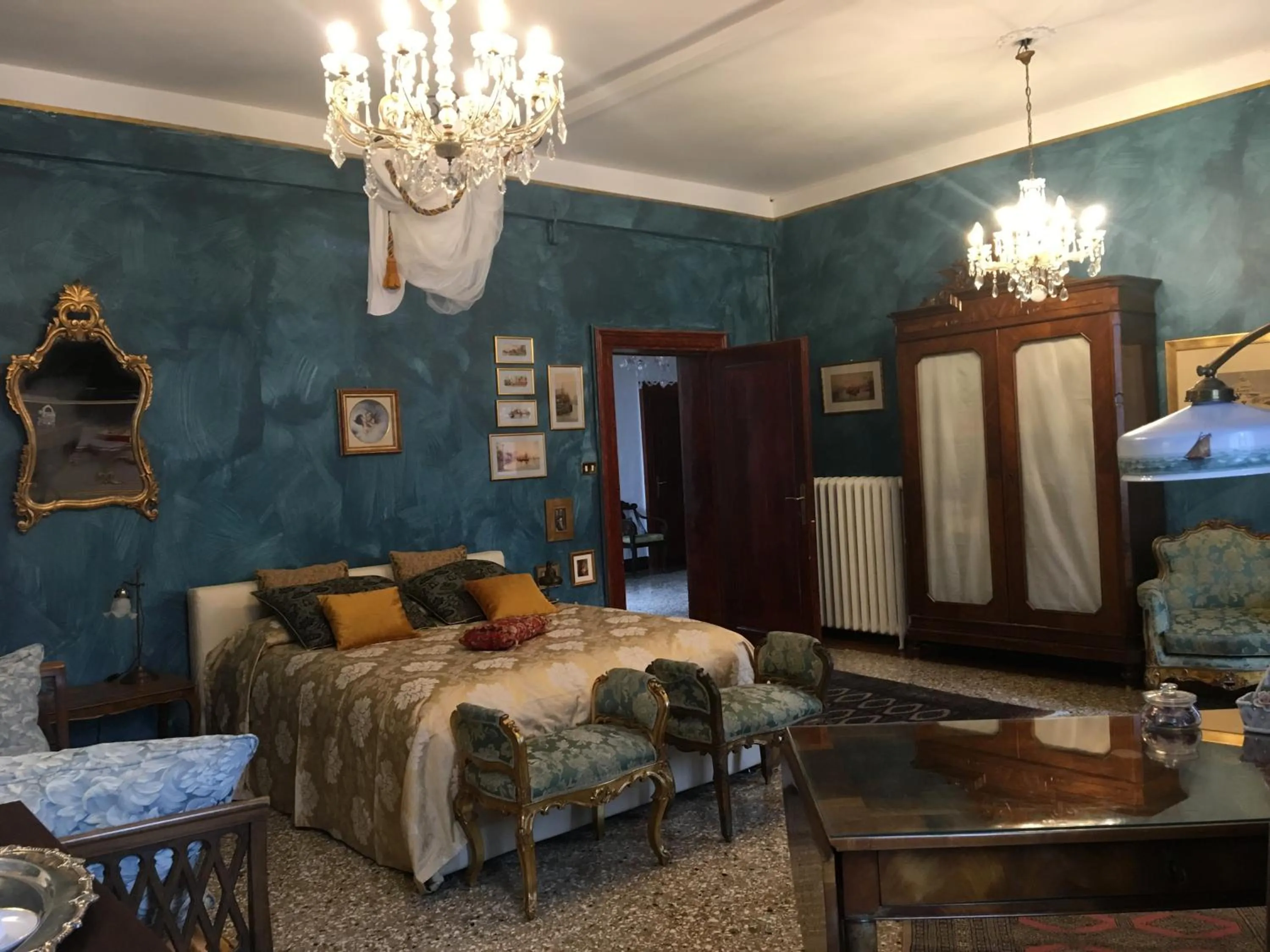 Photo of the whole room, Bed in La Chambre D'Ella