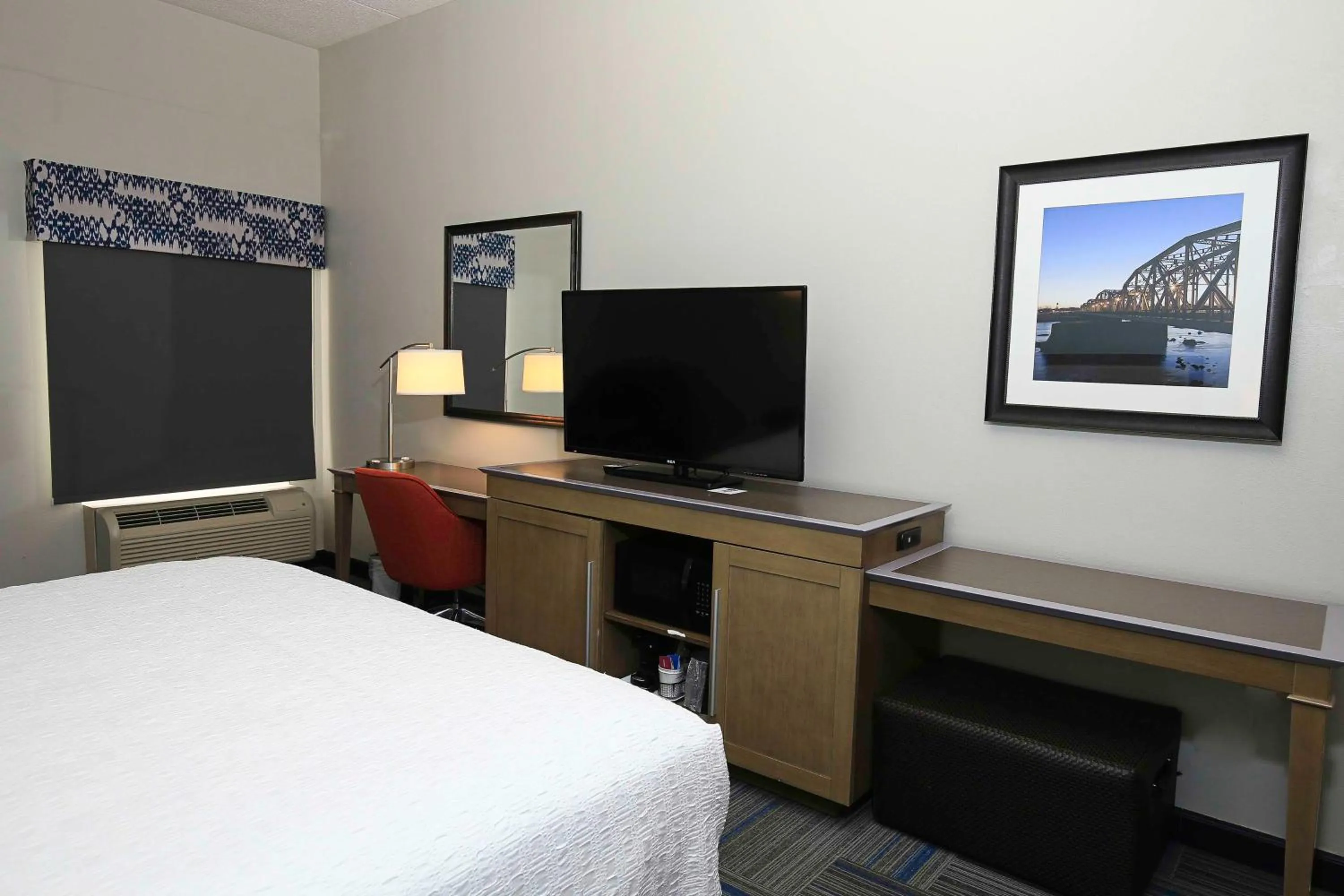 Bedroom, Bed in Hampton Inn Bordentown