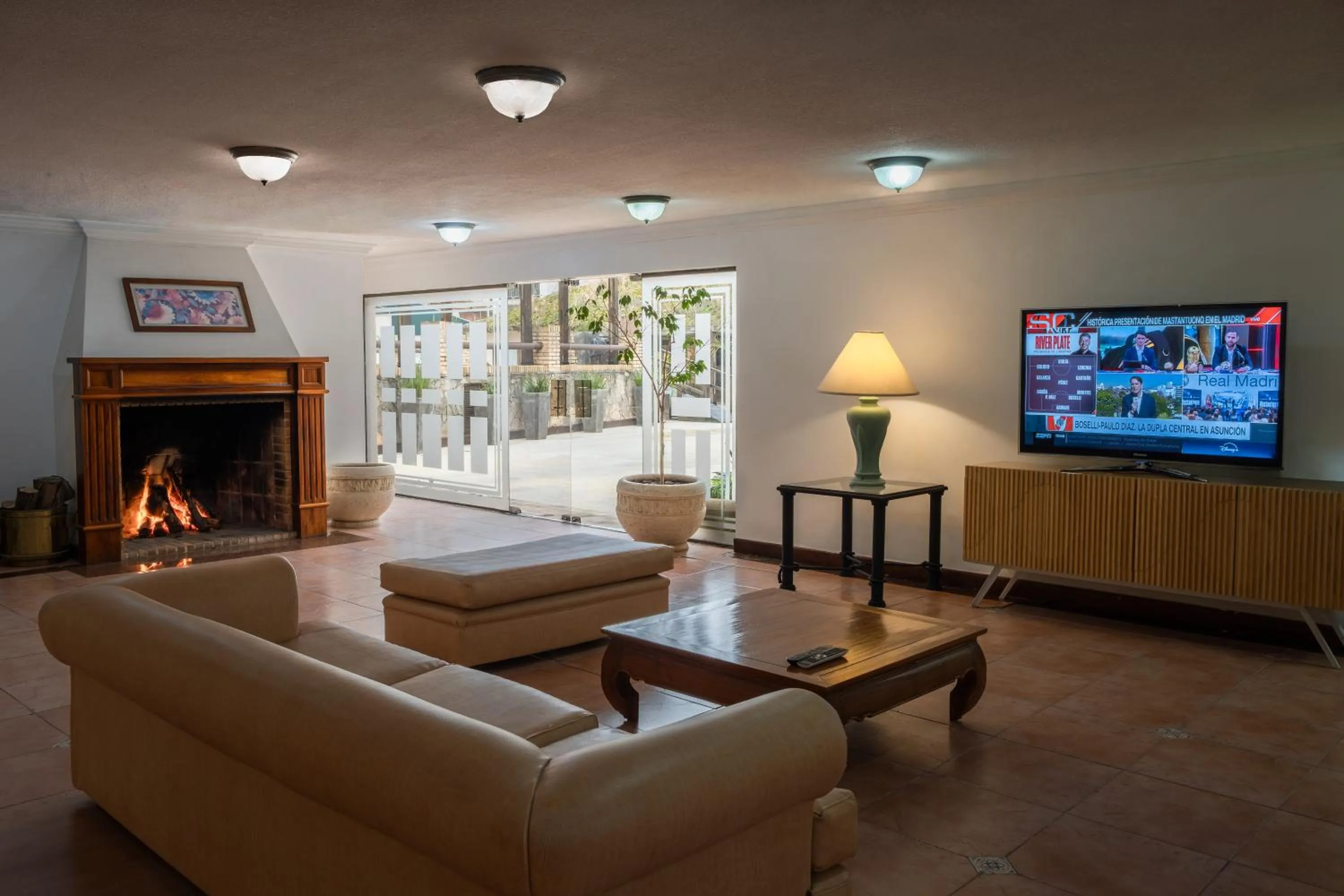 Communal lounge/ TV room in Golden Beach Resort & Spa