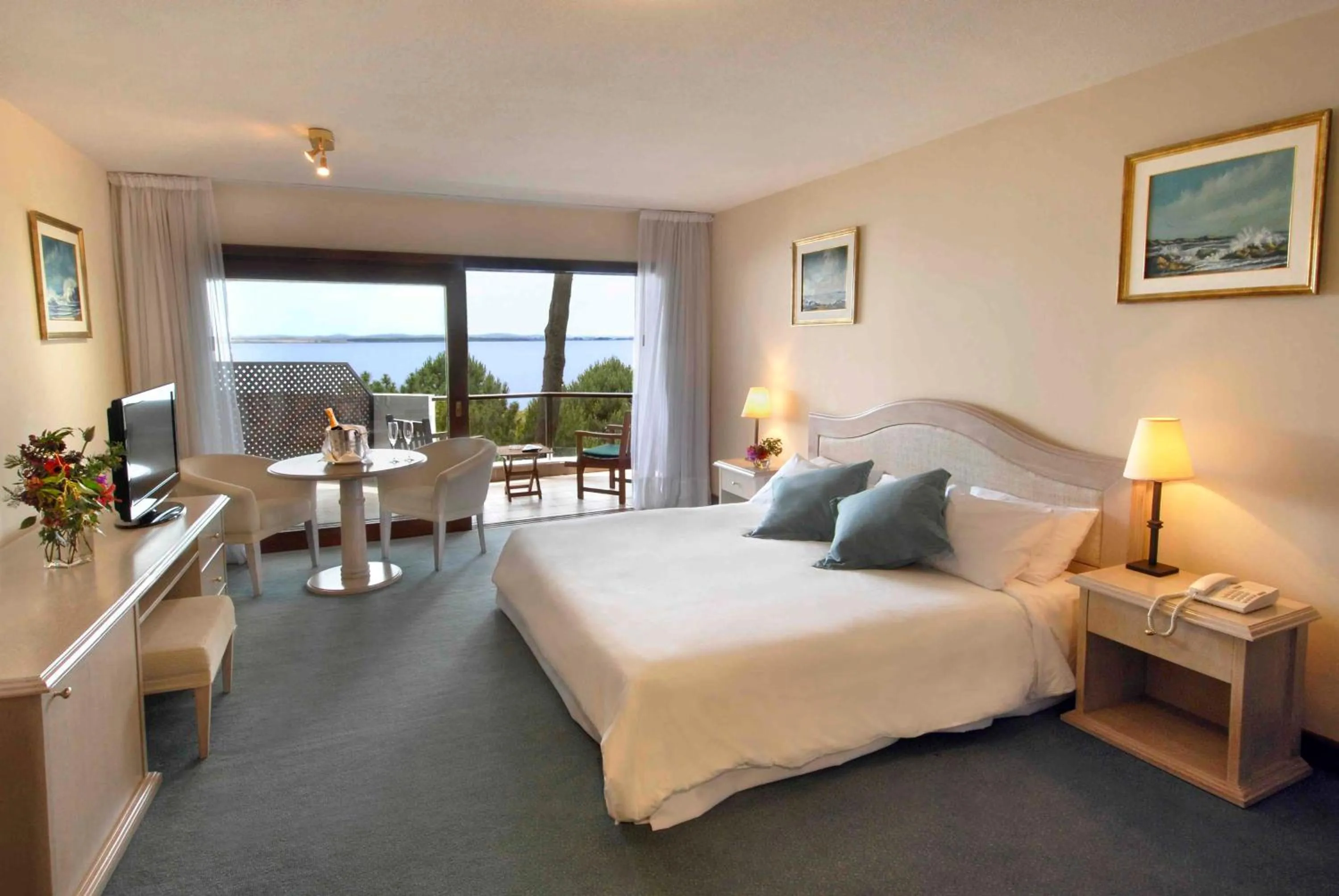 Photo of the whole room, Bed in Hotel del Lago Golf & Art Resort