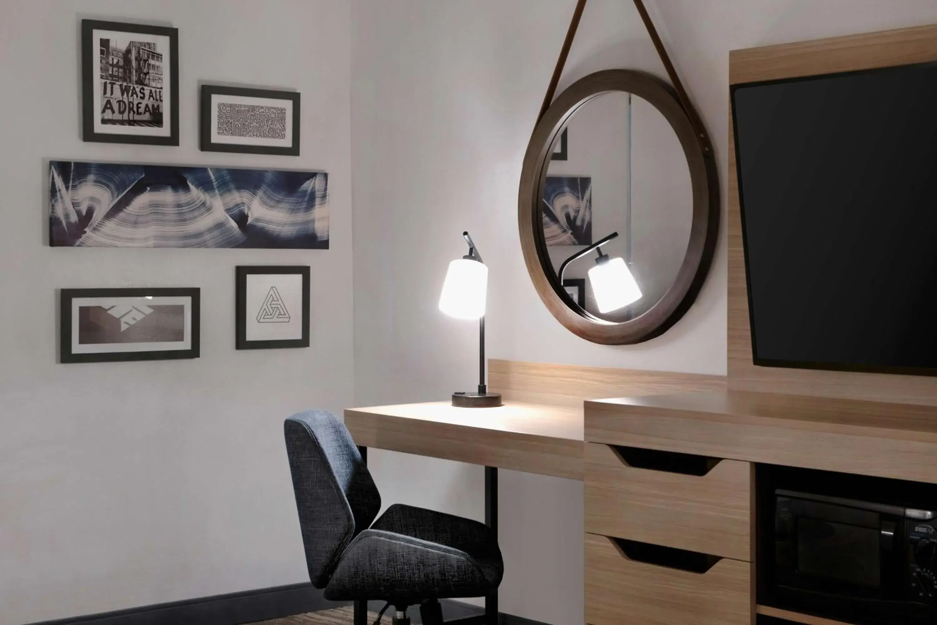 King Room with Accessible Tub - Mobility and Hearing Access/Non-Smoking in Hampton Inn Easley King Room with Accessible Tub - Mobility and Hearing Access/Non-Smoking in Hampton Inn Easley