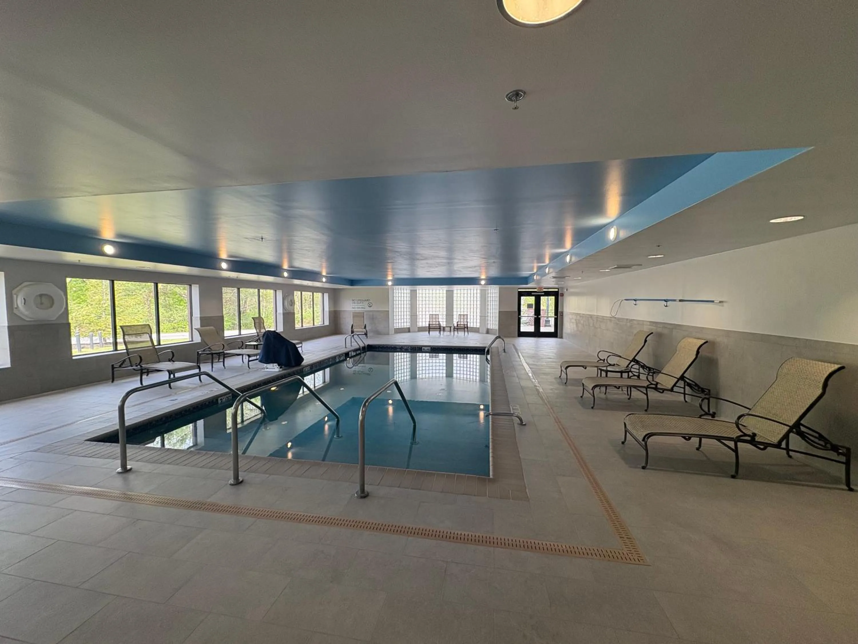 Swimming pool in Hampton Inn Bennington