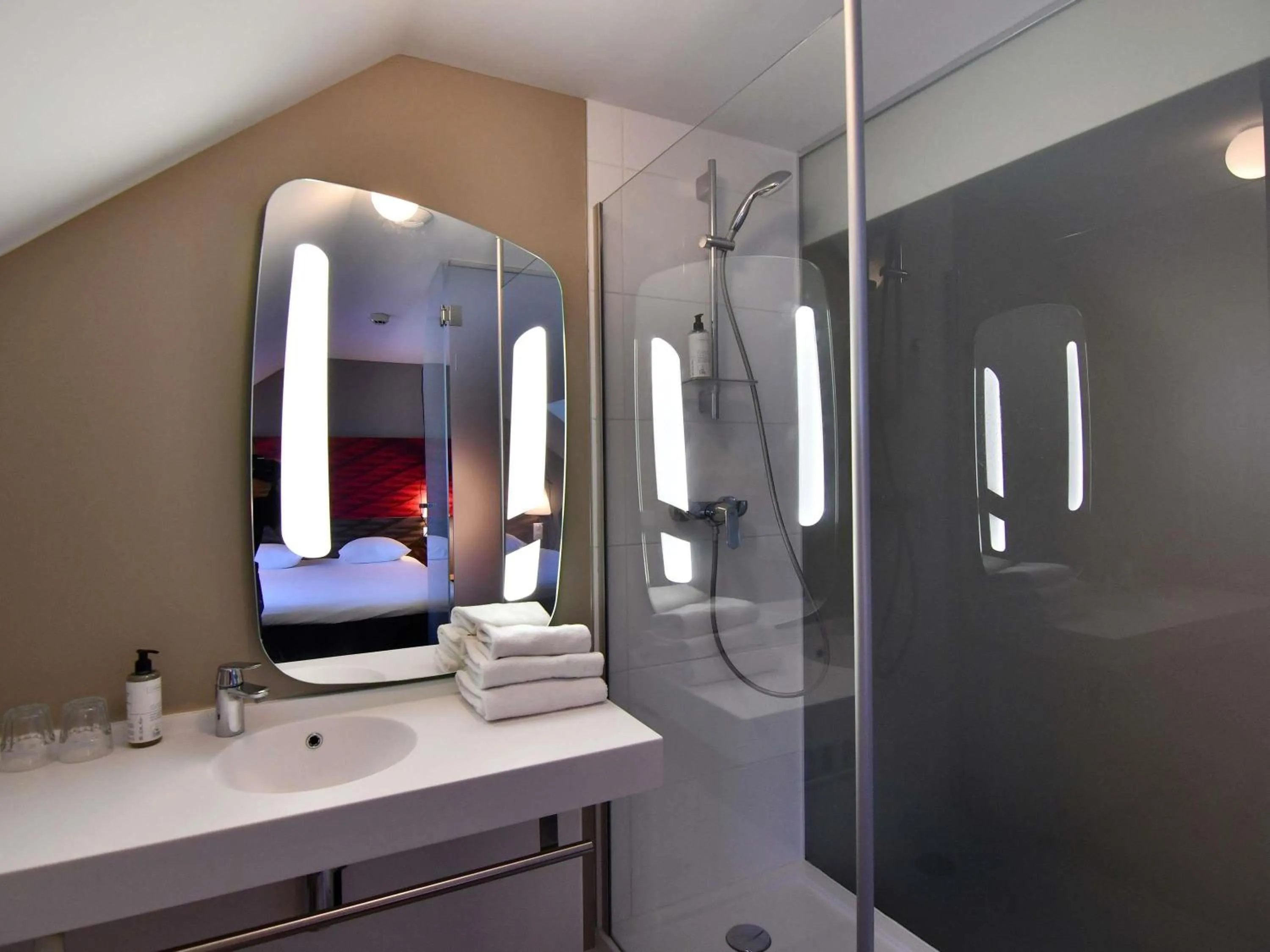 Bedroom in ibis Brest Kergaradec