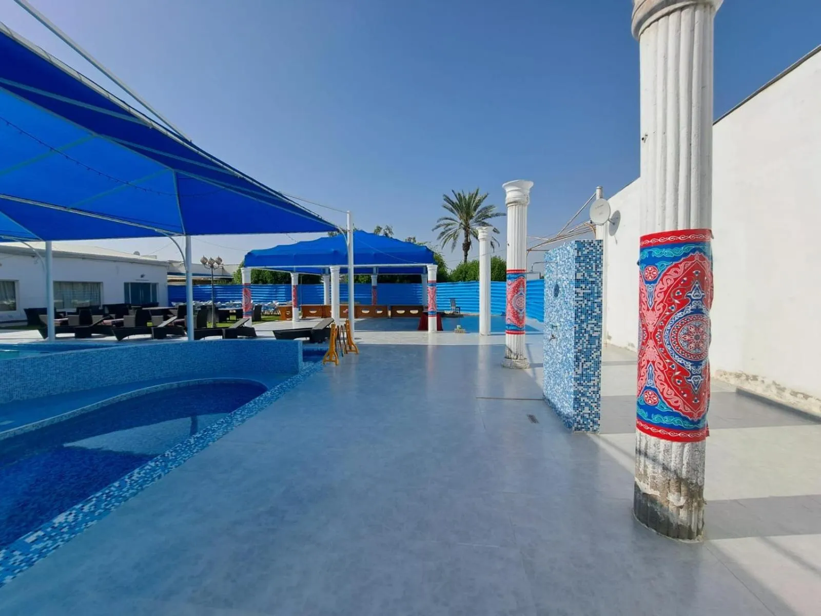 Swimming pool in Sharjah International Airport Hotel