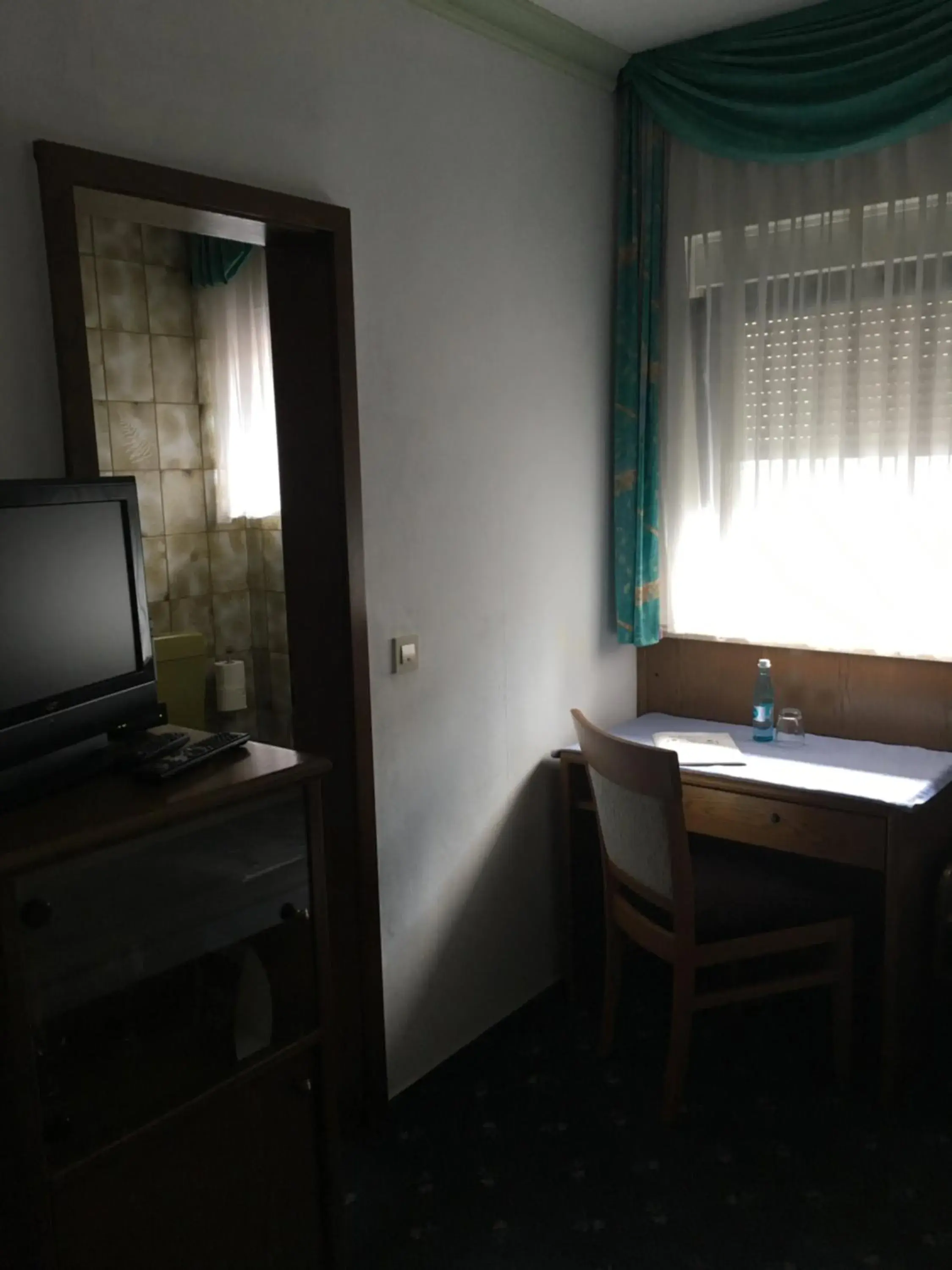 Single Room with Shower - single occupancy in Gasthof zur Sonne Winzenhohl Single Room with Shower - single occupancy in Gasthof zur Sonne Winzenhohl