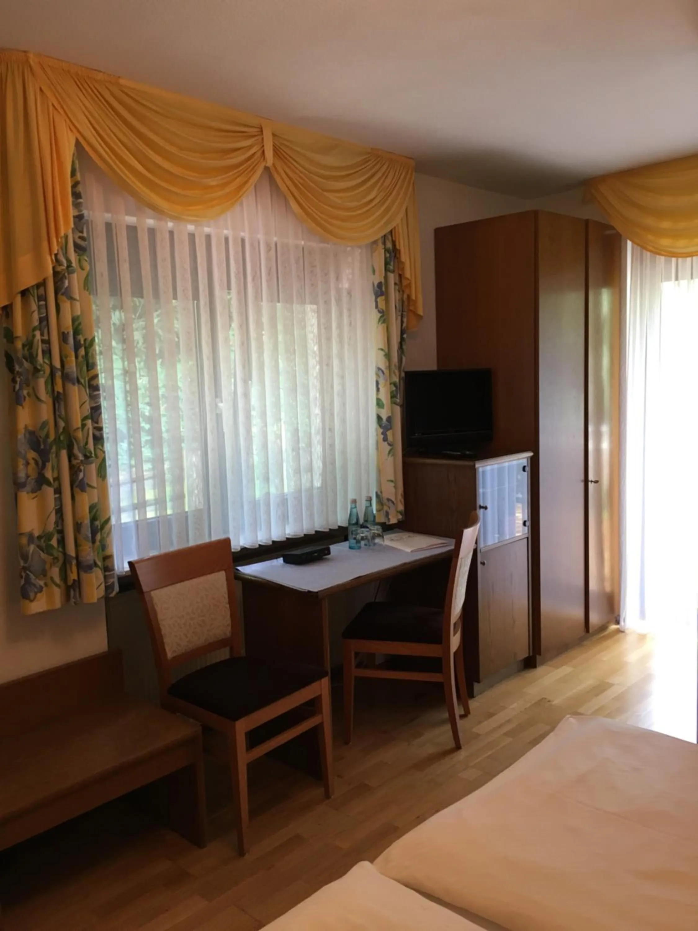 TV and multimedia, Bed in Gasthof zur Sonne Winzenhohl