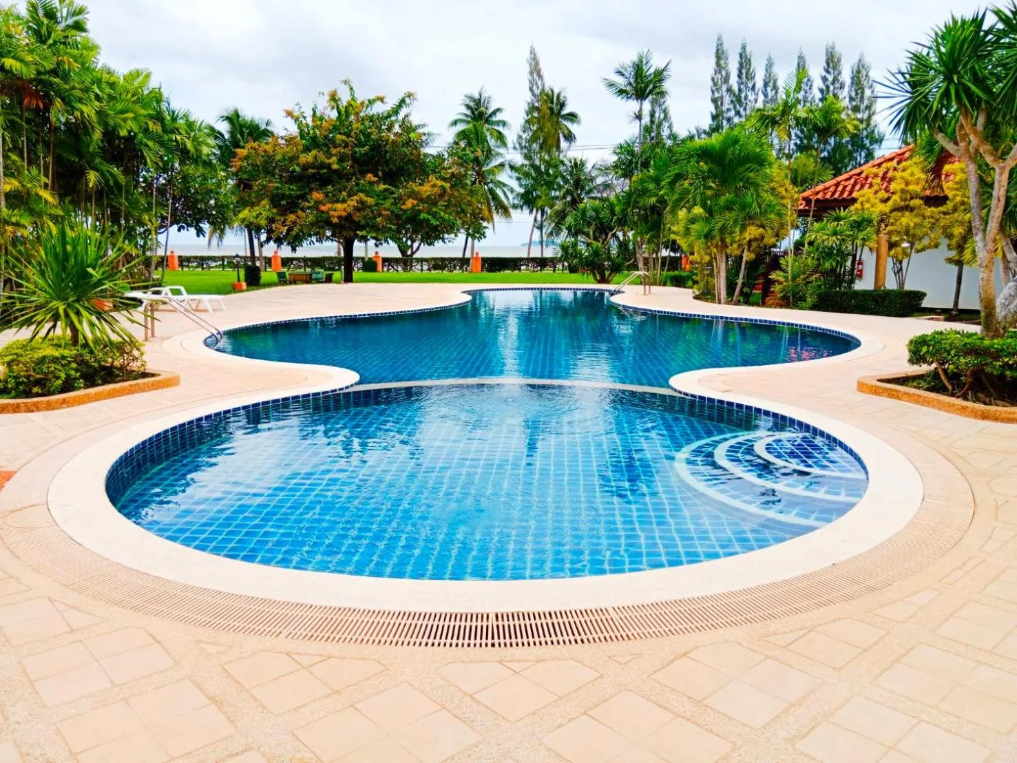 Pool view in Sailom Resort Bangsaphan