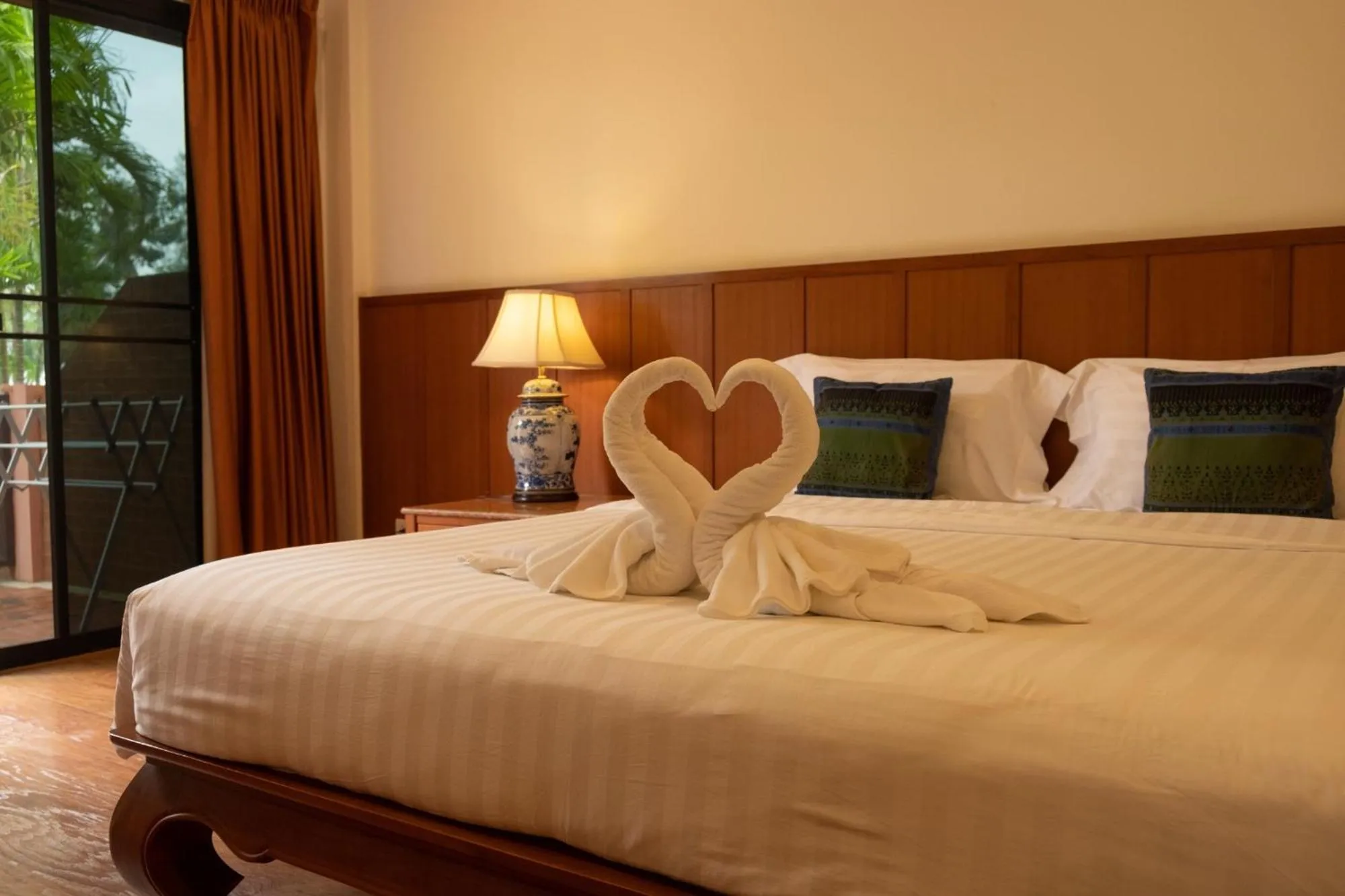 Bed in Sailom Resort Bangsaphan