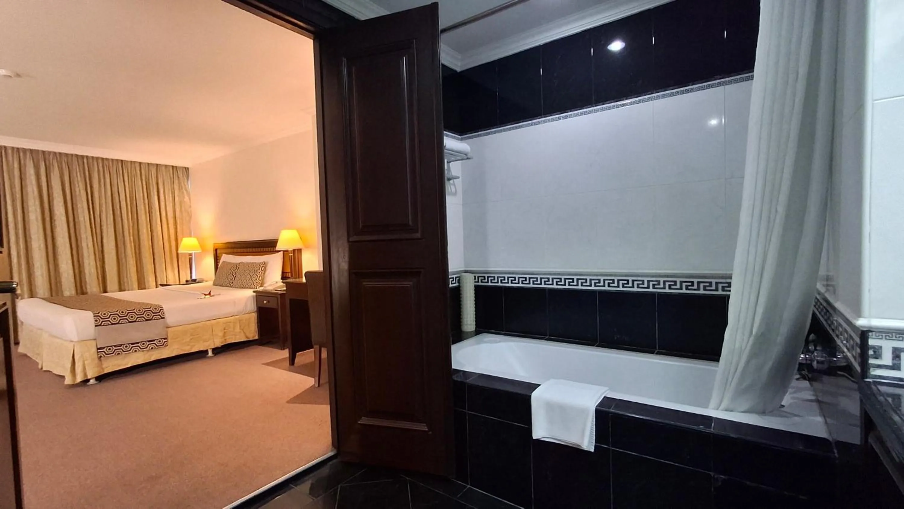 Bath, Bed in Herald Suites Solana