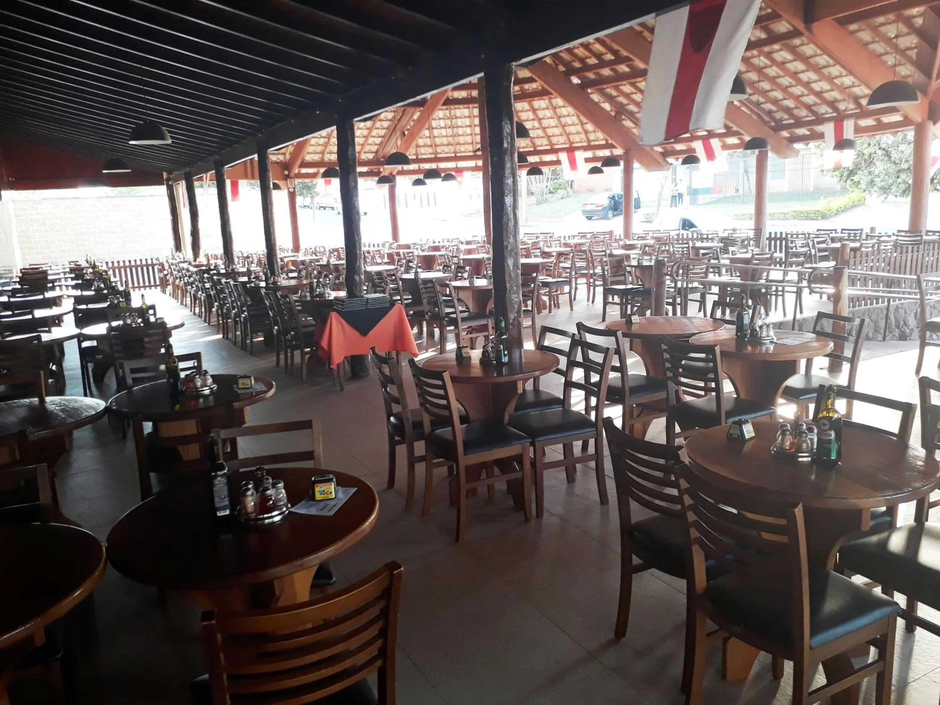 Restaurant/places to eat in Cristal Palace Inn