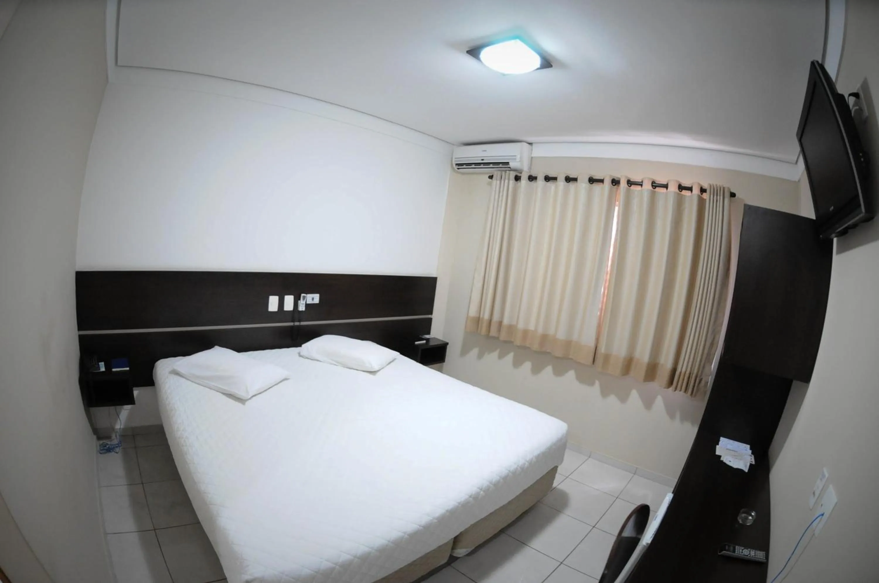 Photo of the whole room, Bed in Cristal Palace Inn