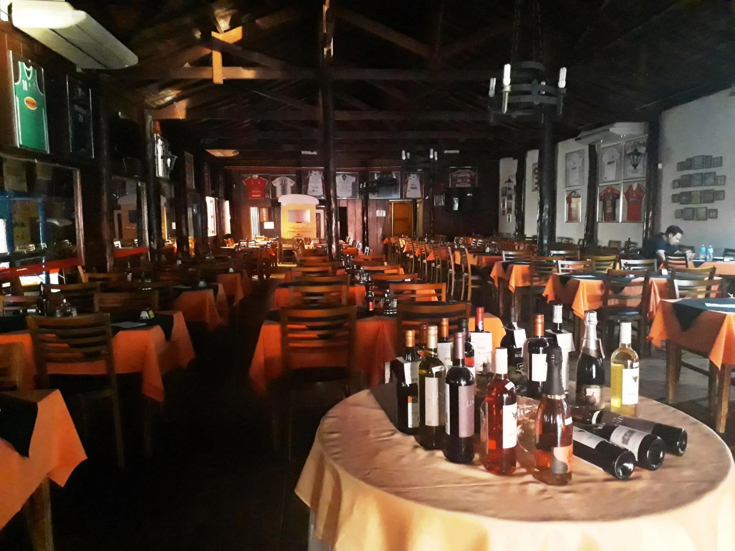 Restaurant/places to eat in Cristal Palace Inn