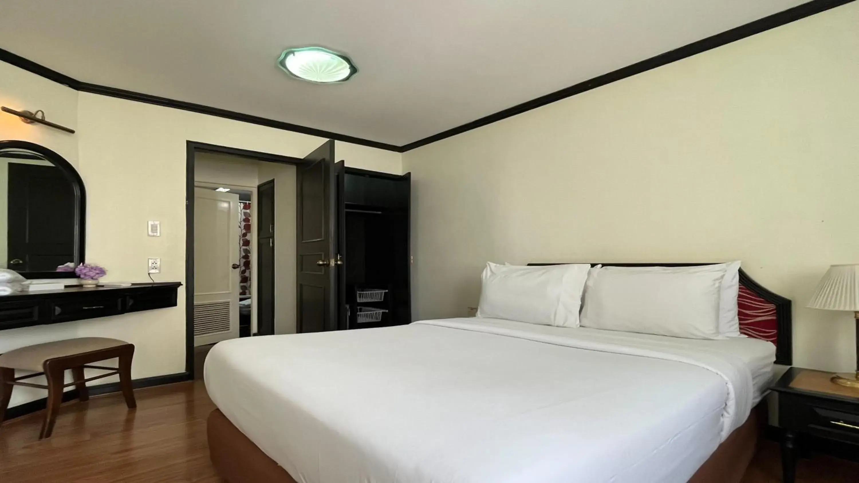 Business One-Bedroom Suite - single occupancy in Yellow Ribbon Hills Boutique Suites Business One-Bedroom Suite - single occupancy in Yellow Ribbon Hills Boutique Suites