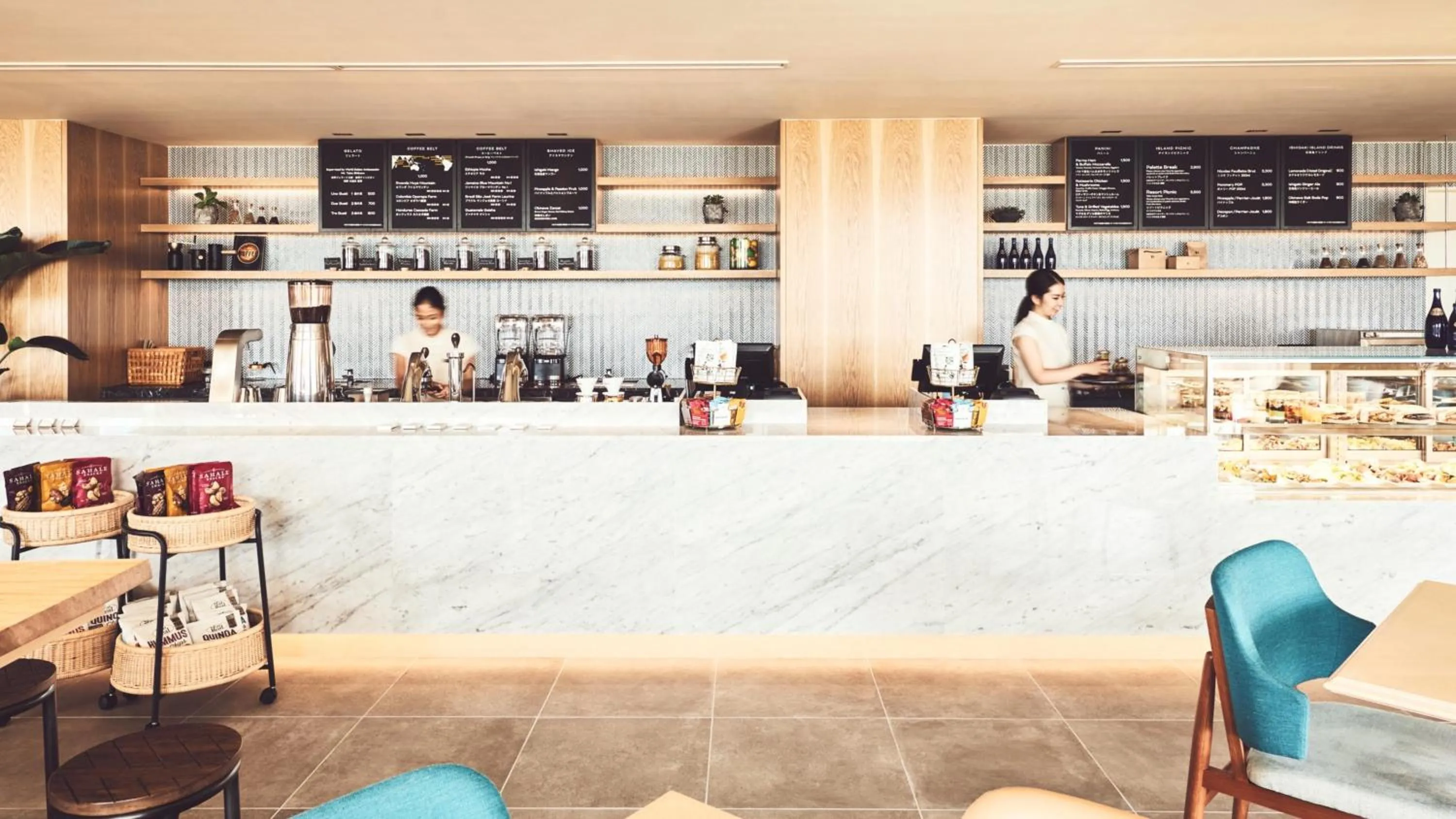 Lounge or bar in ANA InterContinental Ishigaki Resort by IHG