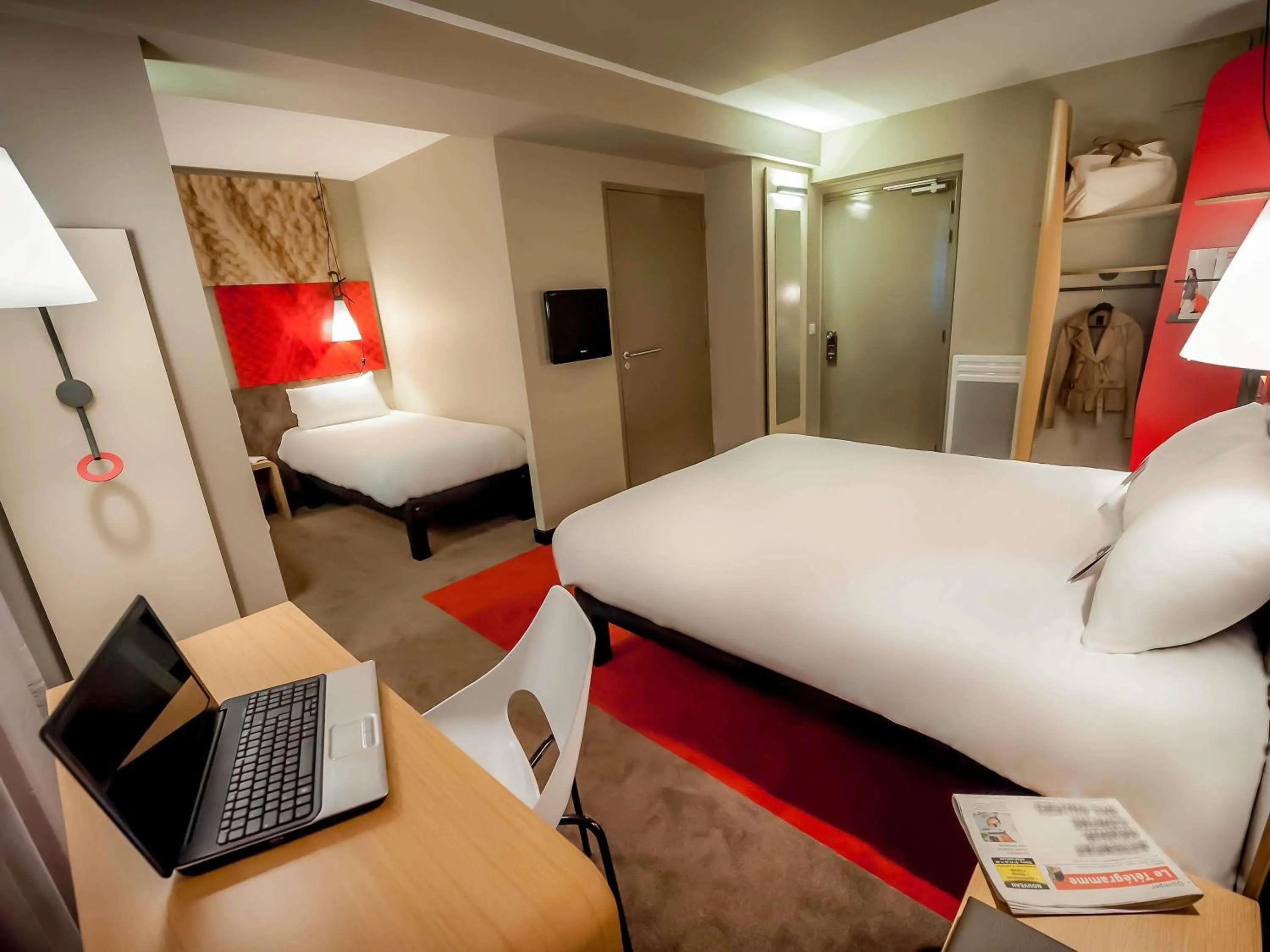 Bedroom, Bed in ibis Quimper