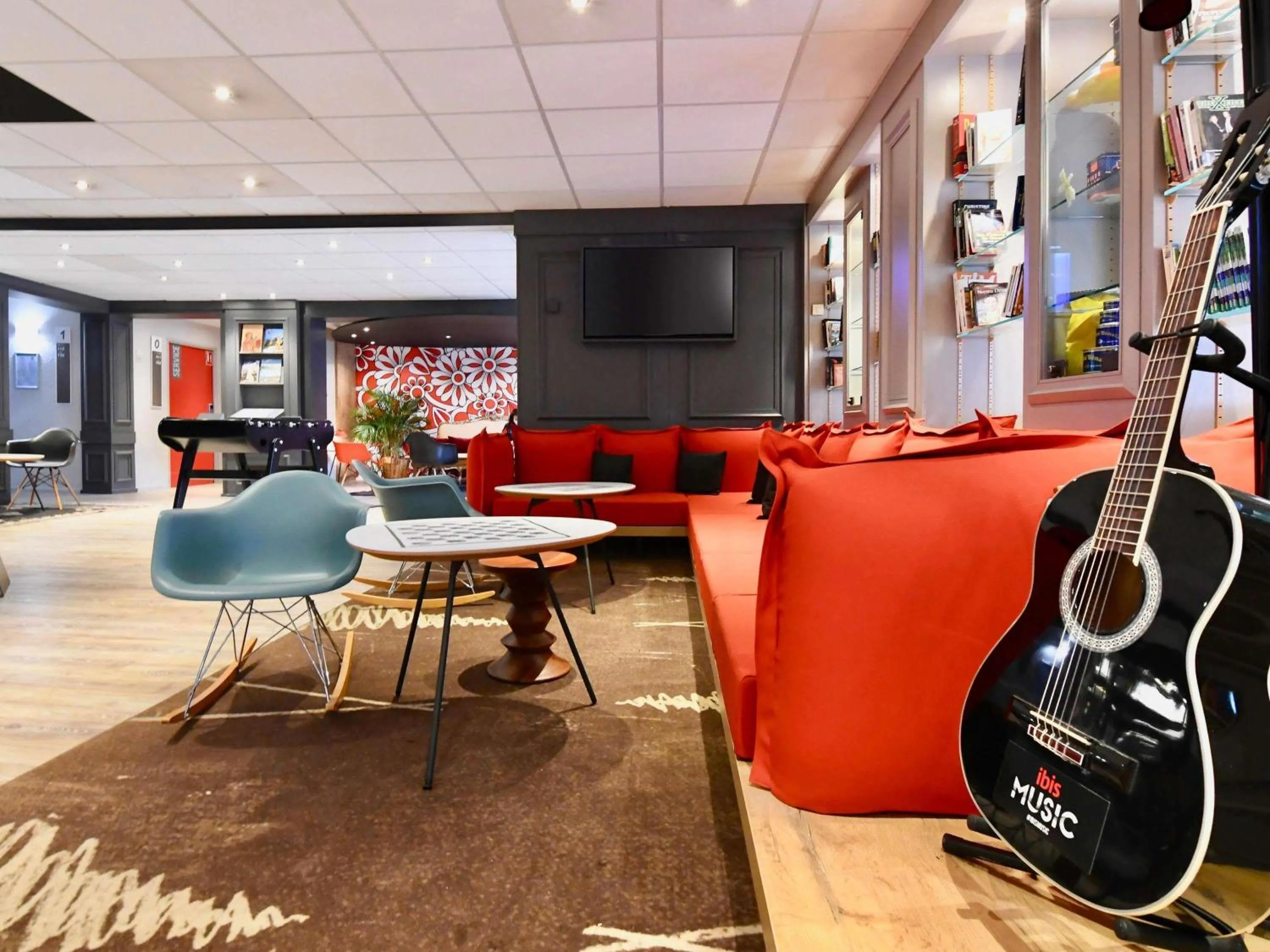 Lounge or bar in ibis Quimper