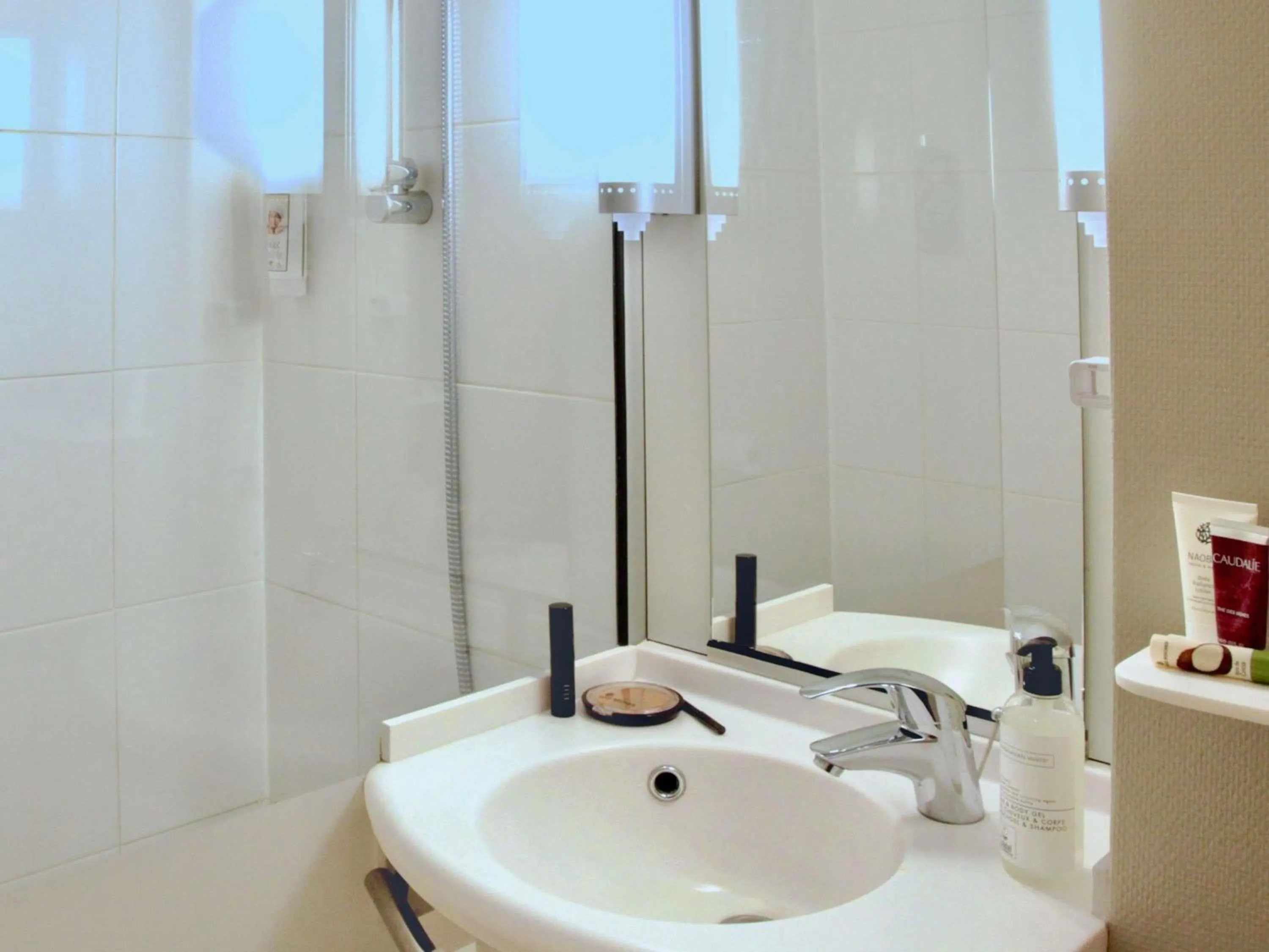 Bedroom in ibis Quimper