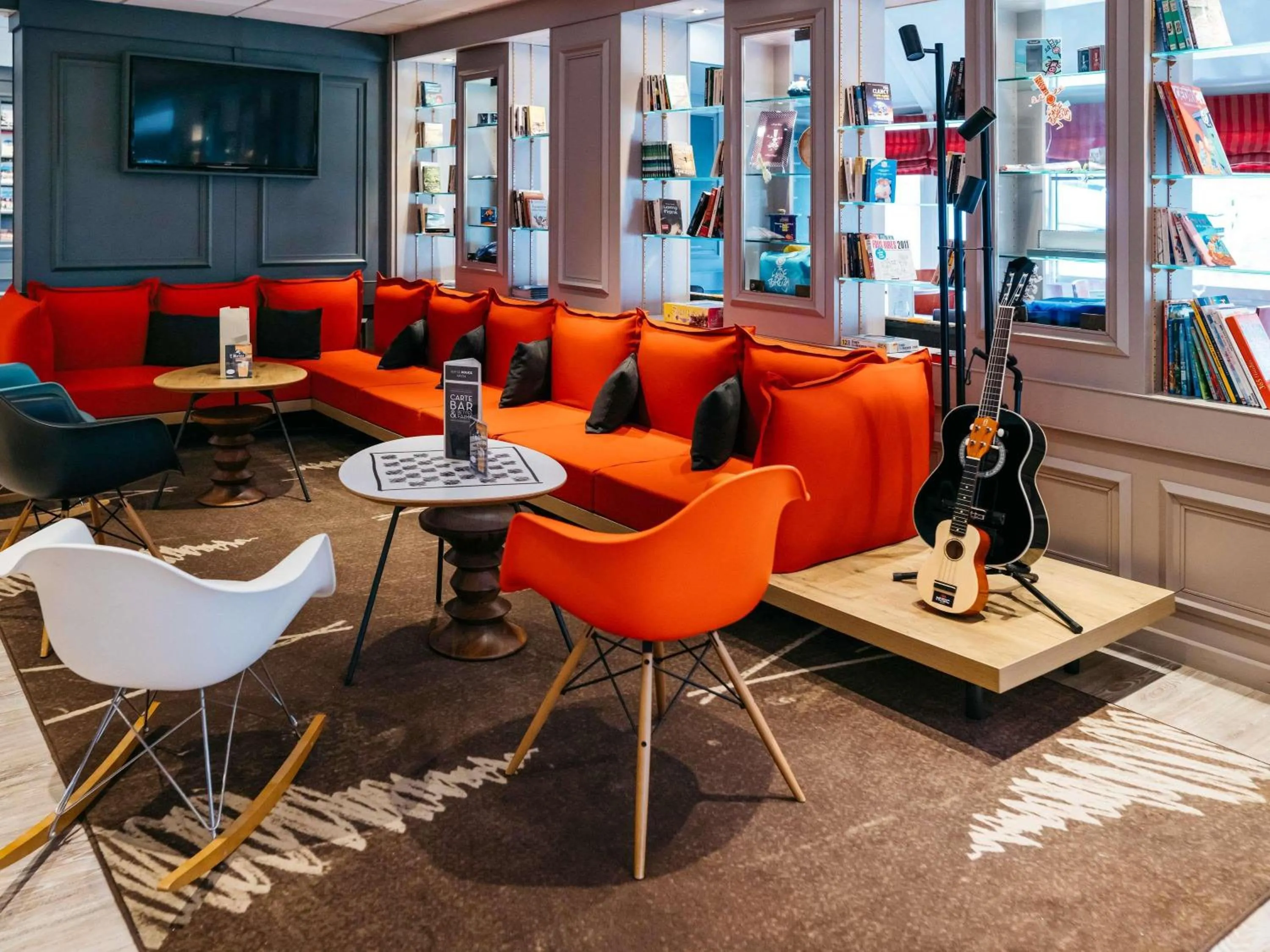Lounge or bar in ibis Quimper