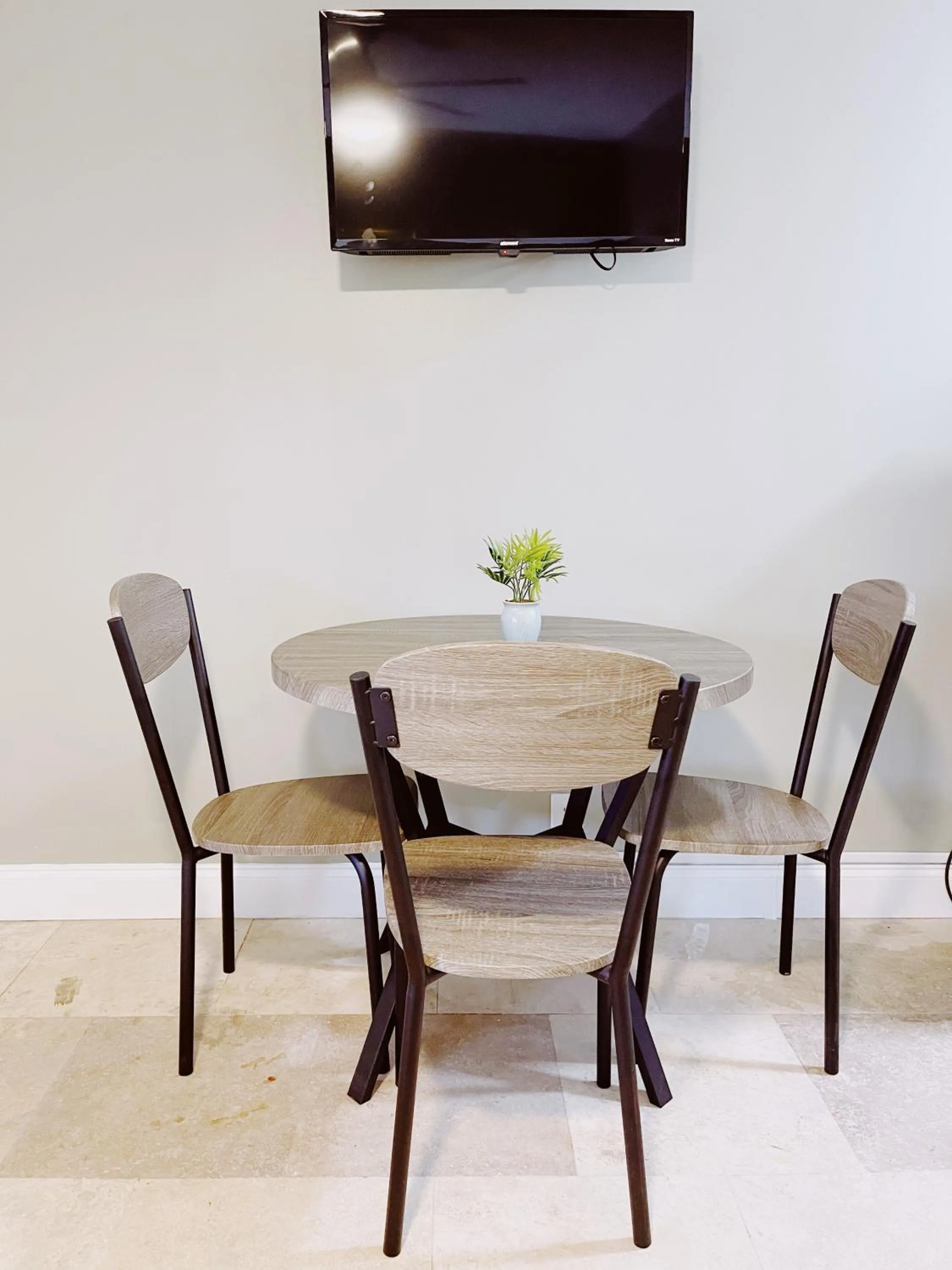 Dining area in Sea Steps By Lowkl