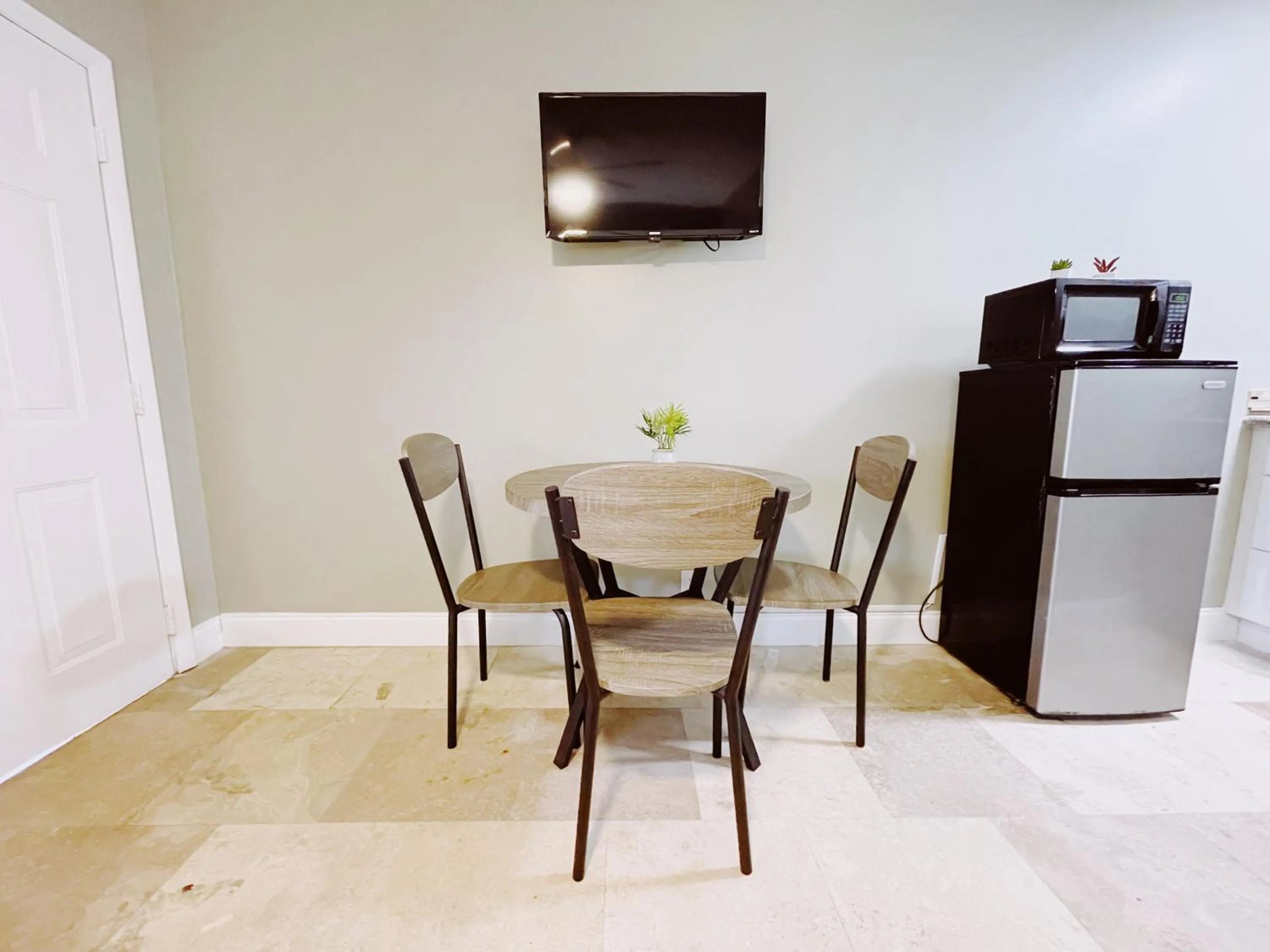 Dining area in Sea Steps By Lowkl