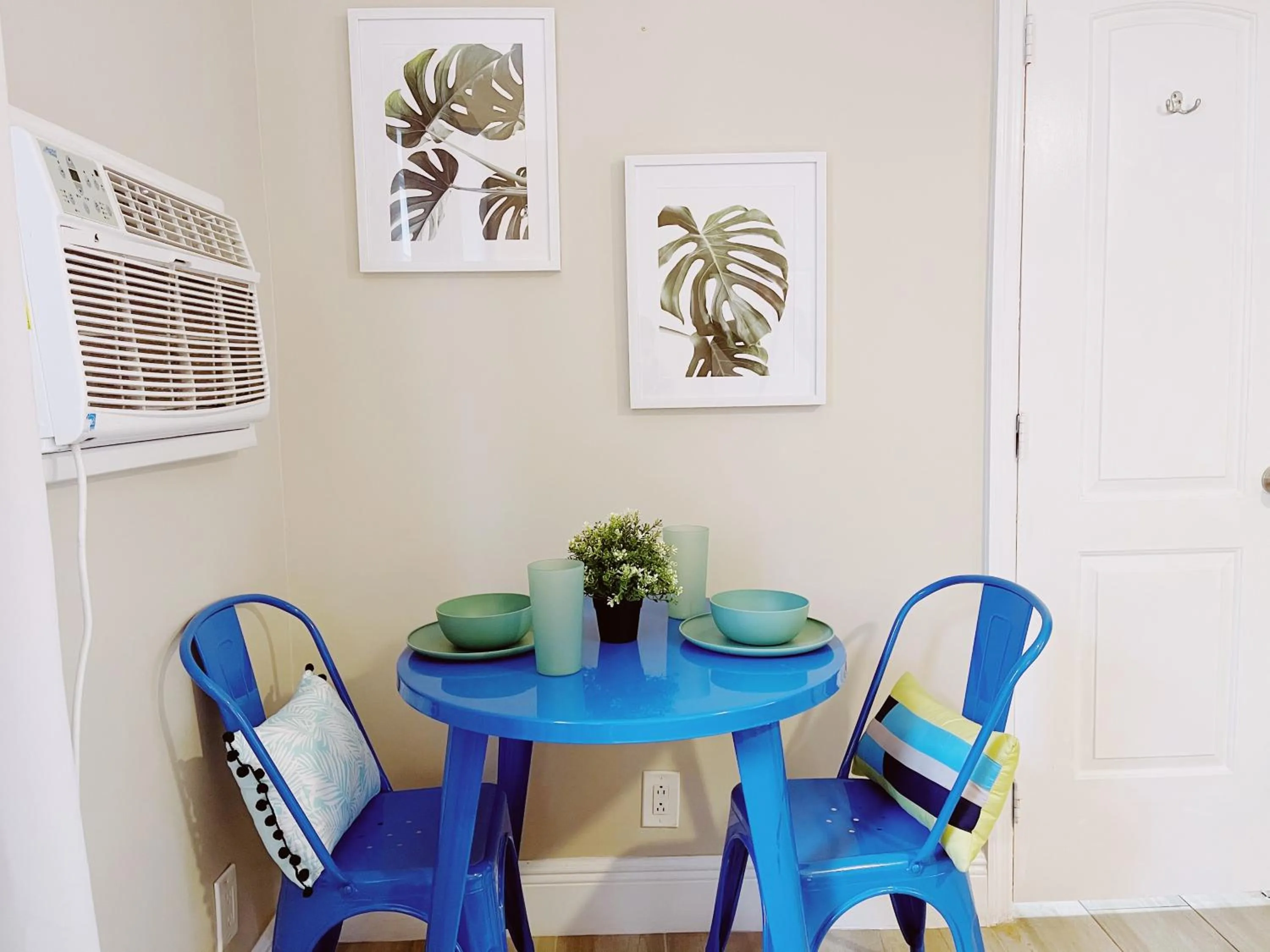 Dining area in Sea Steps By Lowkl
