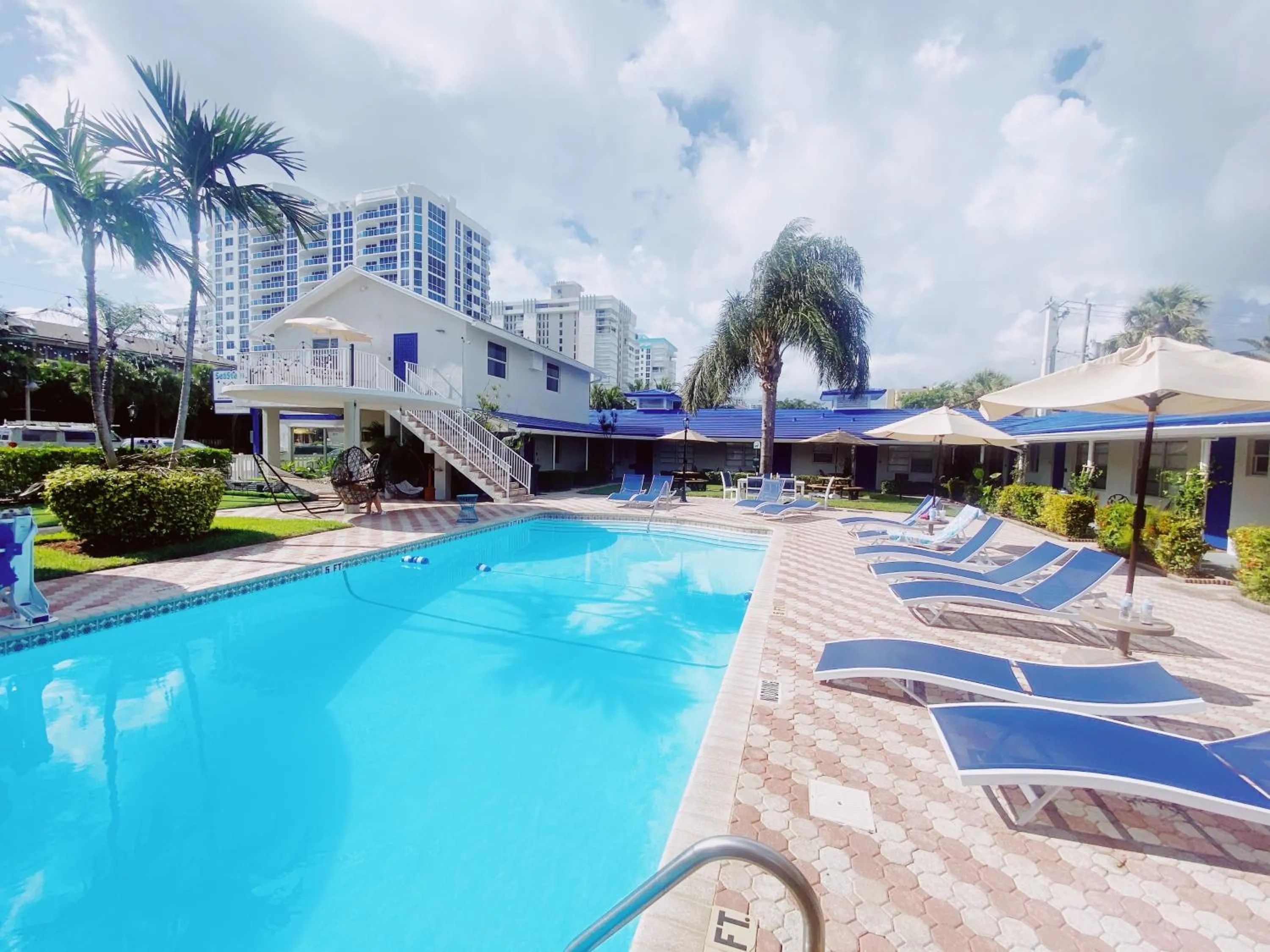 Pool view in Sea Steps By Lowkl