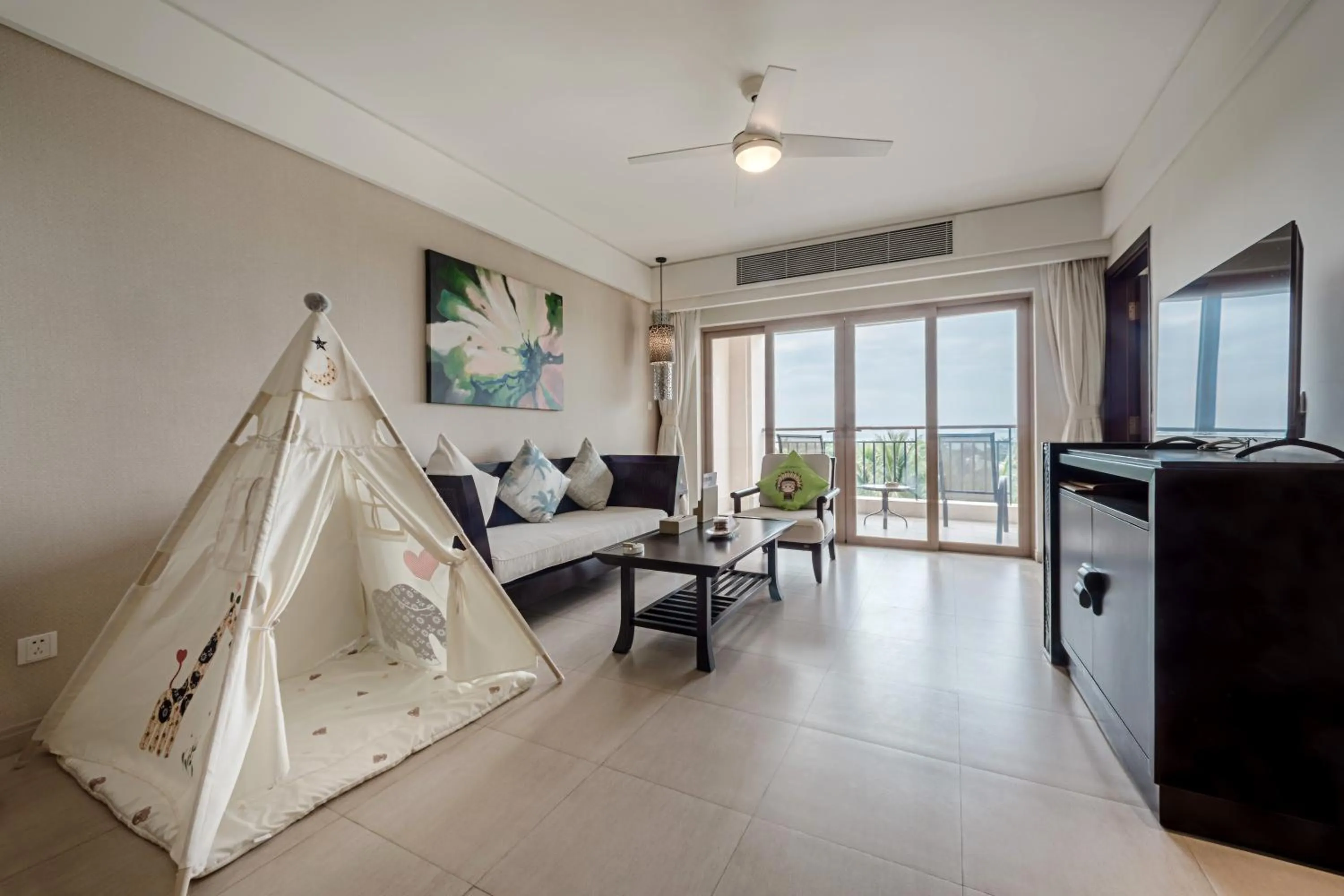Living room, Bed in Howard Johnson Resort Sanya Bay