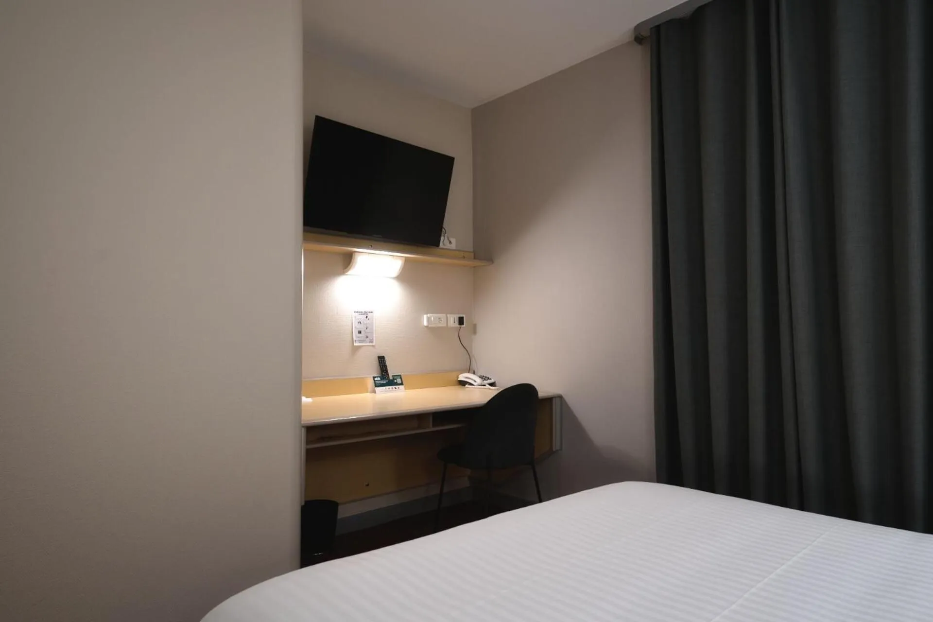 TV and multimedia, Bed in Logis Restaurant & Hôtel À la 12