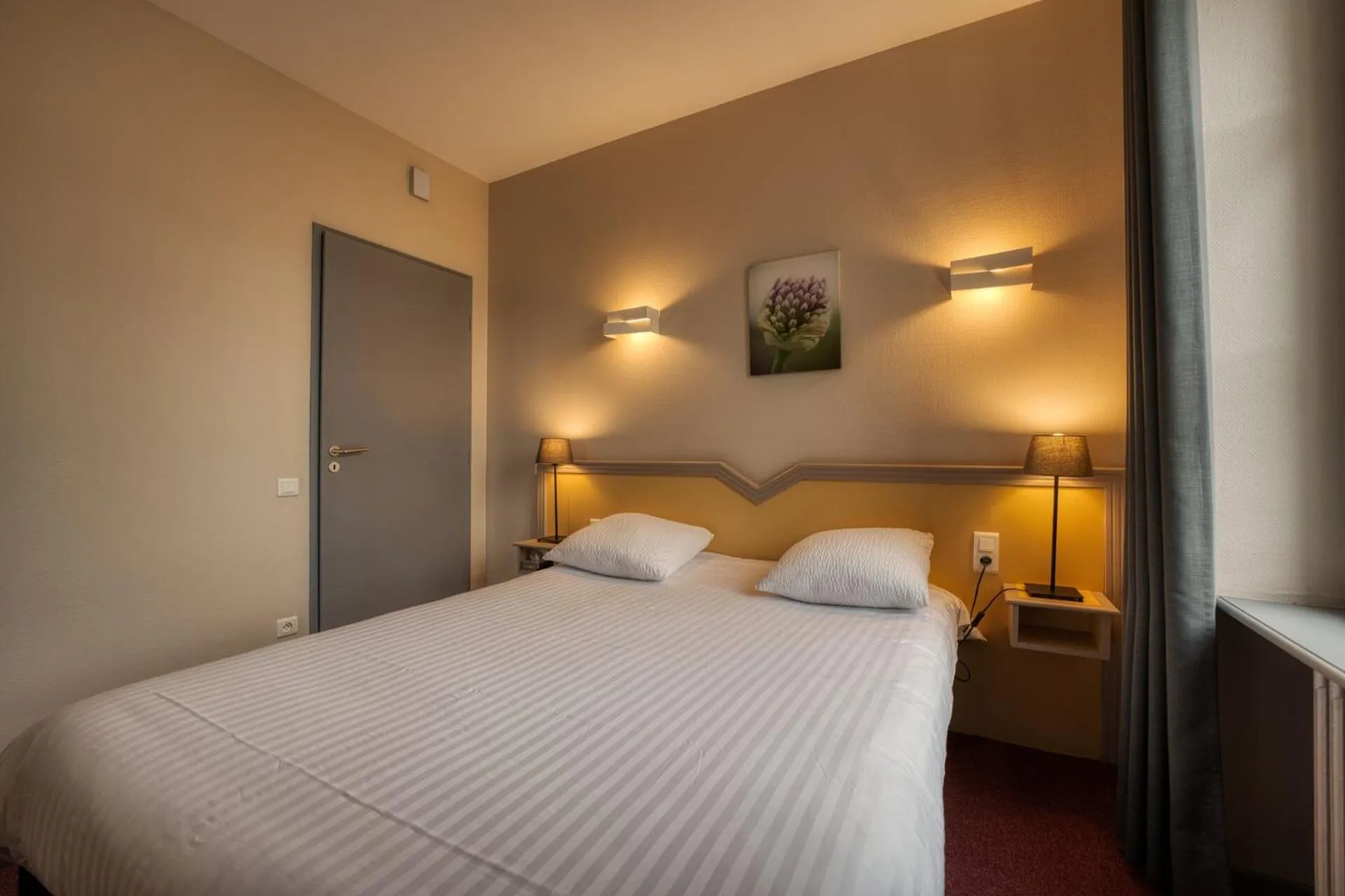 Bed in Logis Restaurant & Hôtel À la 12